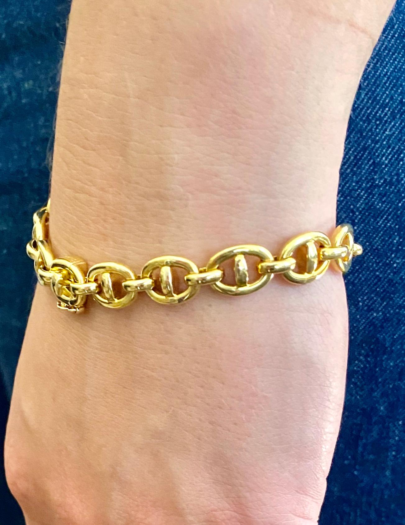 An 18K. yellow gold link bracelet with box clasp and safety catch,
Solid Gold. 16 links (including the lock)
Signed: Cartier (2x) individual no: E85332 and 1995
hawk head and Dutch warranty mark 18K. (tulip and 750)
length: 19.8 cm, width: 8.5 mm