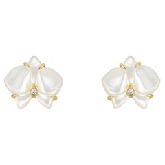 Boucles d'oreilles Caresse d'Orchidées en or jaune nacre et diamants