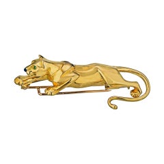 Broche à épingle Panthère en or jaune avec yeux en émeraude de Cartier