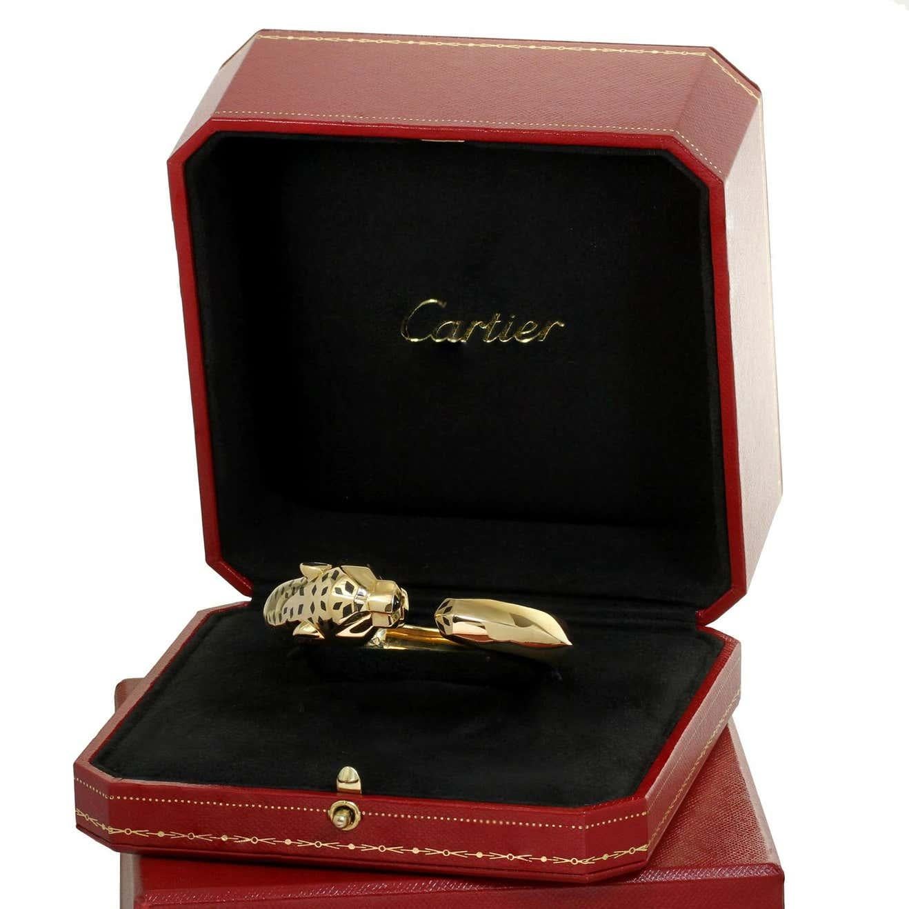 Cartier Bracelet en or jaune tête de panthère or jaune 18K 

Bracelet à charnière en or 18 carats de Cartier, représentant une tête de panthère sculptée avec des yeux en péridot, un nez en onyx et des taches en laque noire.

Cartier taille 18.