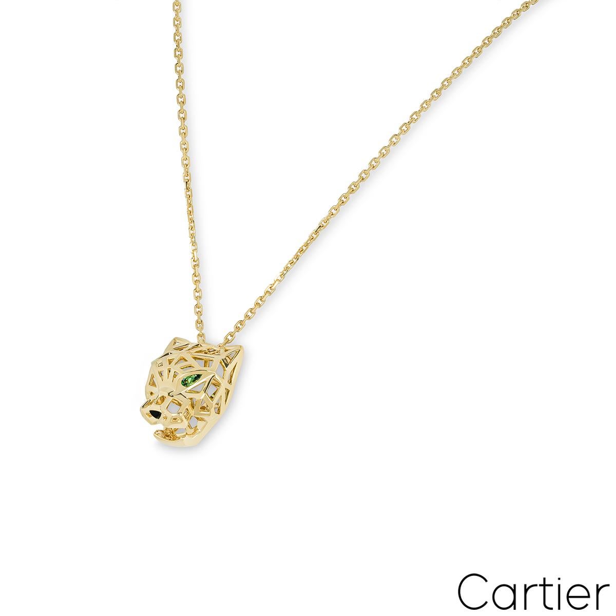 Ein auffälliges Collier aus 18 Karat Gelbgold von Cartier aus der Kollektion Panthère De Cartier. Die Halskette zeigt ein durchbrochenes Pantherkopfmotiv mit Tsavoritaugen und einer Onyxnase. Das Panthermotiv misst 28,5 mm in der Länge, 26 mm in der