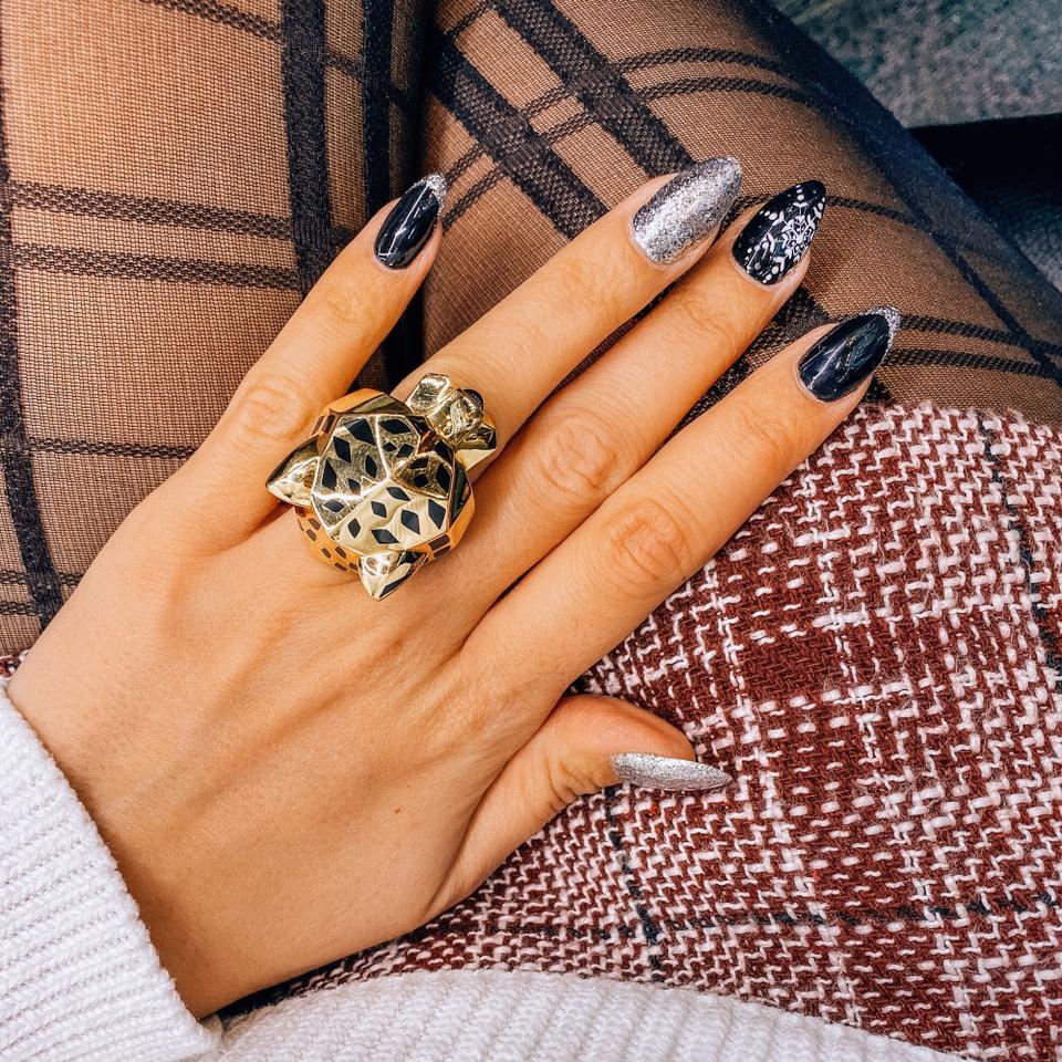 panthere de cartier ring on hand