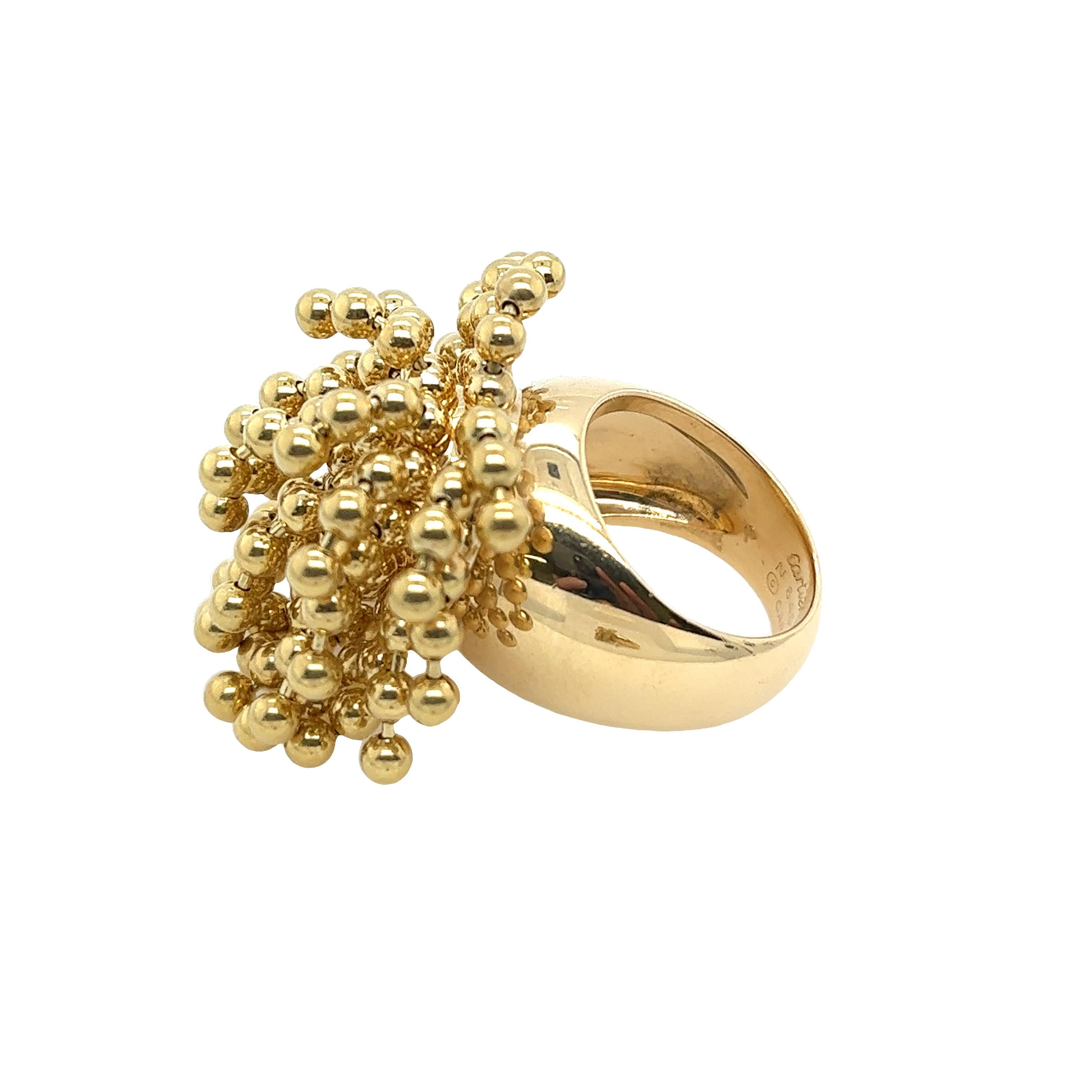 Ein einzigartiger Ring aus 18 Karat Gelbgold von Cartier 1999 aus der Kollektion Paris Nouvelle Vague. 
Der Ring besteht aus einem Bündel flexibler Perlenquasten, die sich 
von oben über den Finger.  Größe 51

Dies ist ein einzigartiger und