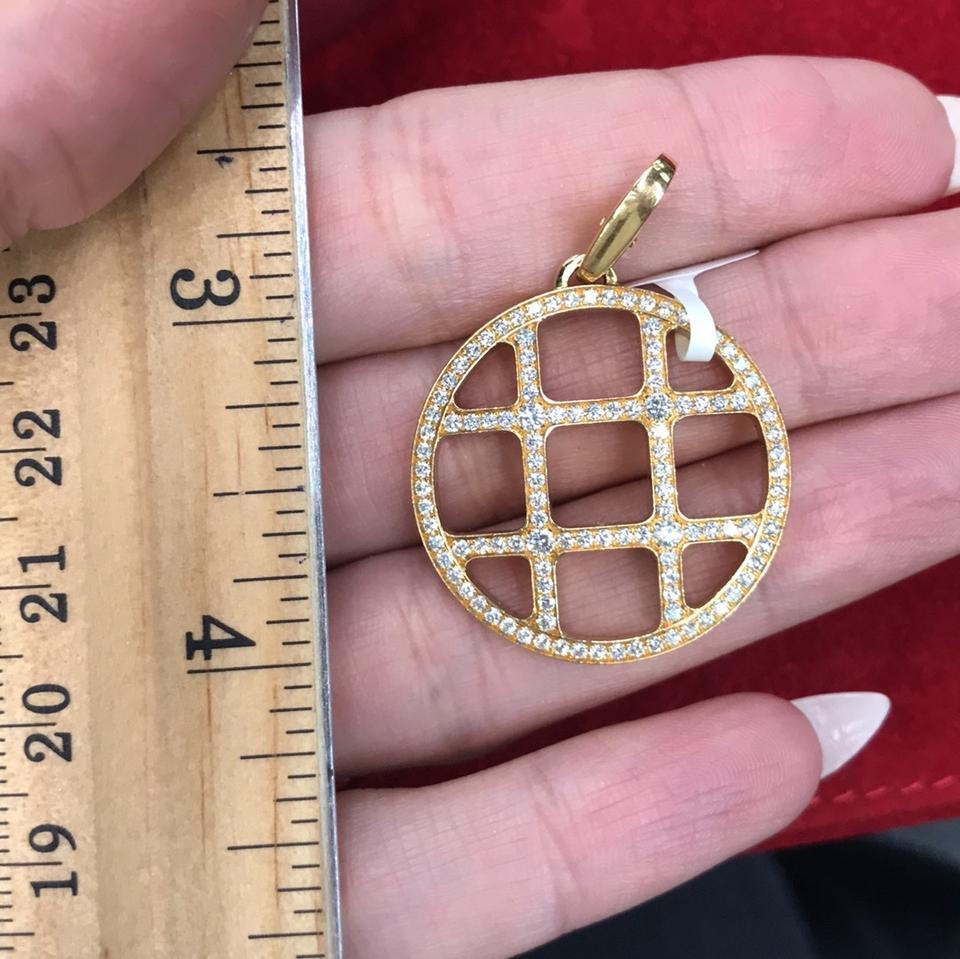 Impeccable condition!

Cartier Yellow Gold Diamond Pasha Grid Charm Necklace
Material: 18K Yellow Gold
Weight: 18.5 g
Diamond Weight: 1.70 Cttw
Charm: 29mm