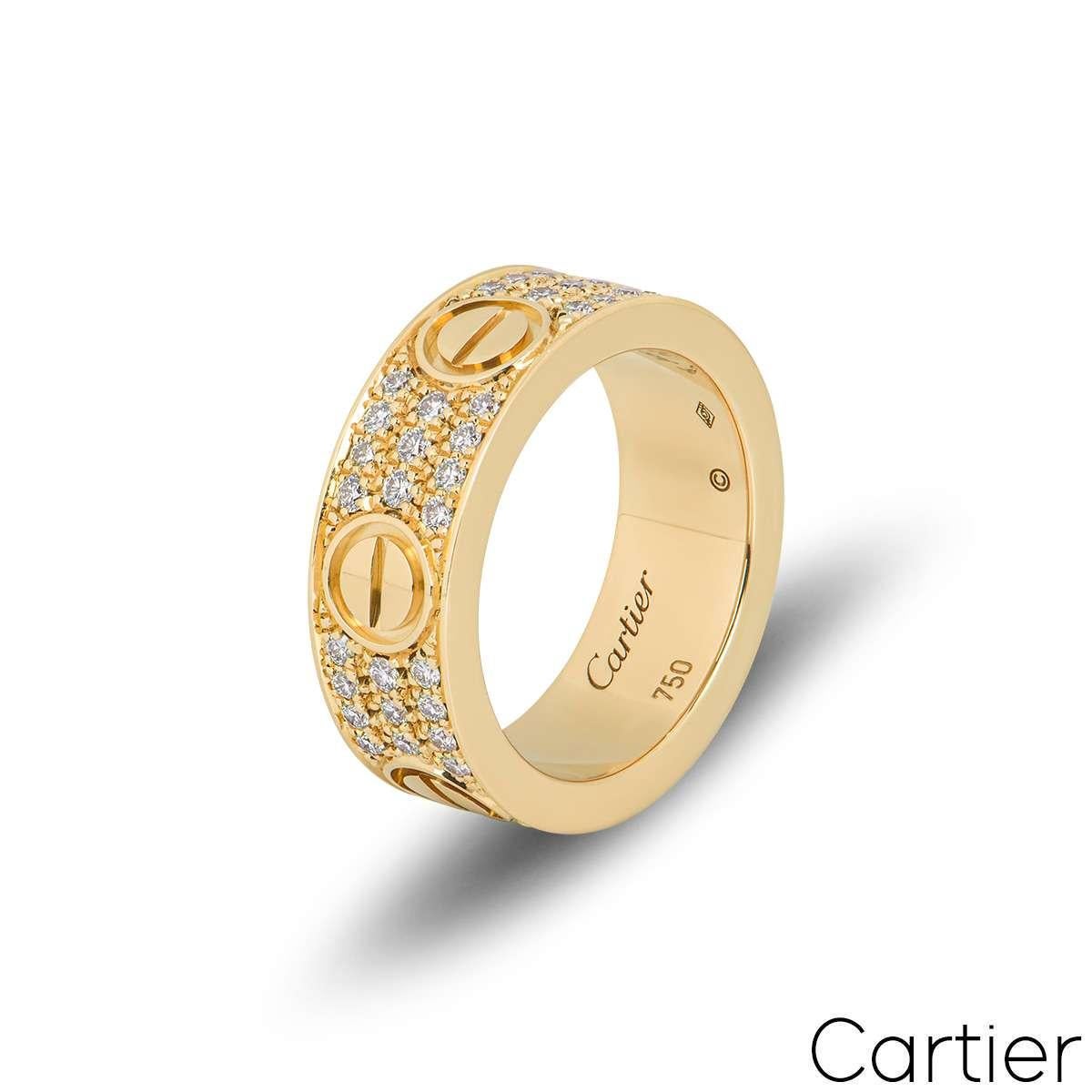Bague en or jaune 18 carats, ornée de diamants, de la collection Love de Cartier. La bague comprend les motifs emblématiques de la vis sur le pourtour extérieur, avec 66 diamants ronds de taille brillant sertis entre chaque motif de la vis, pour un
