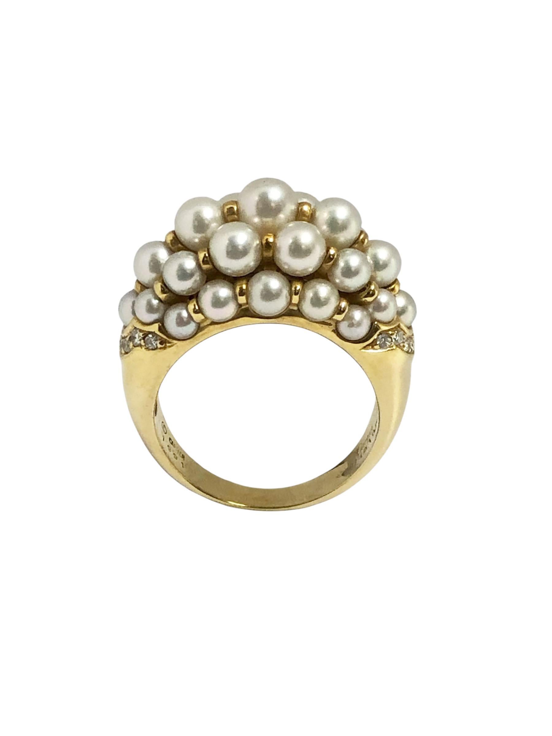 Anello Cartier Bombay a cupola in oro giallo 18k, anni '90 circa, la parte superiore misura 1 pollice di diametro e 1/2 pollice di larghezza. Incastonate da 2,5 a 4 perle M.M. di colore e lucentezza finissimi. Inoltre, è incastonato con diamanti