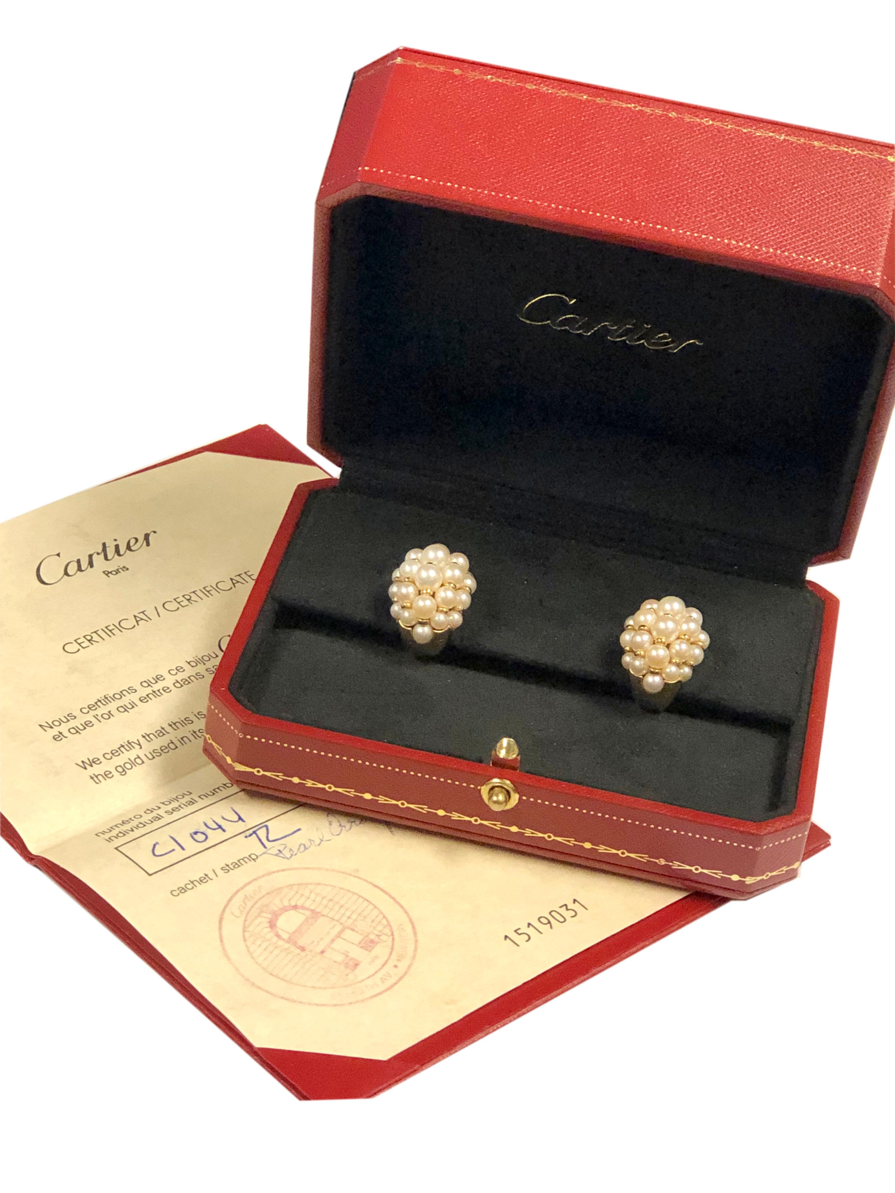 Orecchini Bombay a cupola di Cartier Paris degli anni '90, con una lunghezza di 1 pollice, una larghezza di 5/8 di pollice e una profondità di 3/4 di pollice. Incastonate da 2,5 a 4 perle A&M di colore e lucentezza finissimi e incastonate con