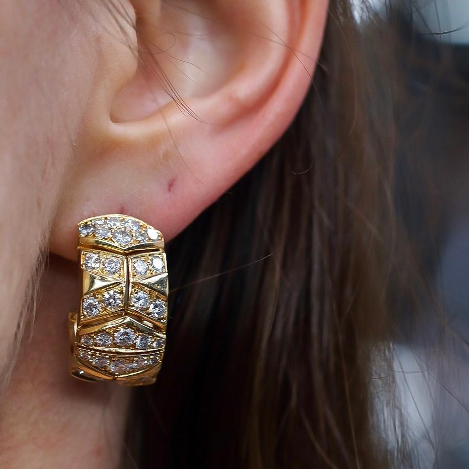 Yellow gold diamond chevron vintage Cartier hoop earrings with post backings.

Measuring: just under 1 inch long and 22mm wide.
Fully stamped, signed and numbered.
Includes Cartier earring box.

Carat Weight: 2.45cts.