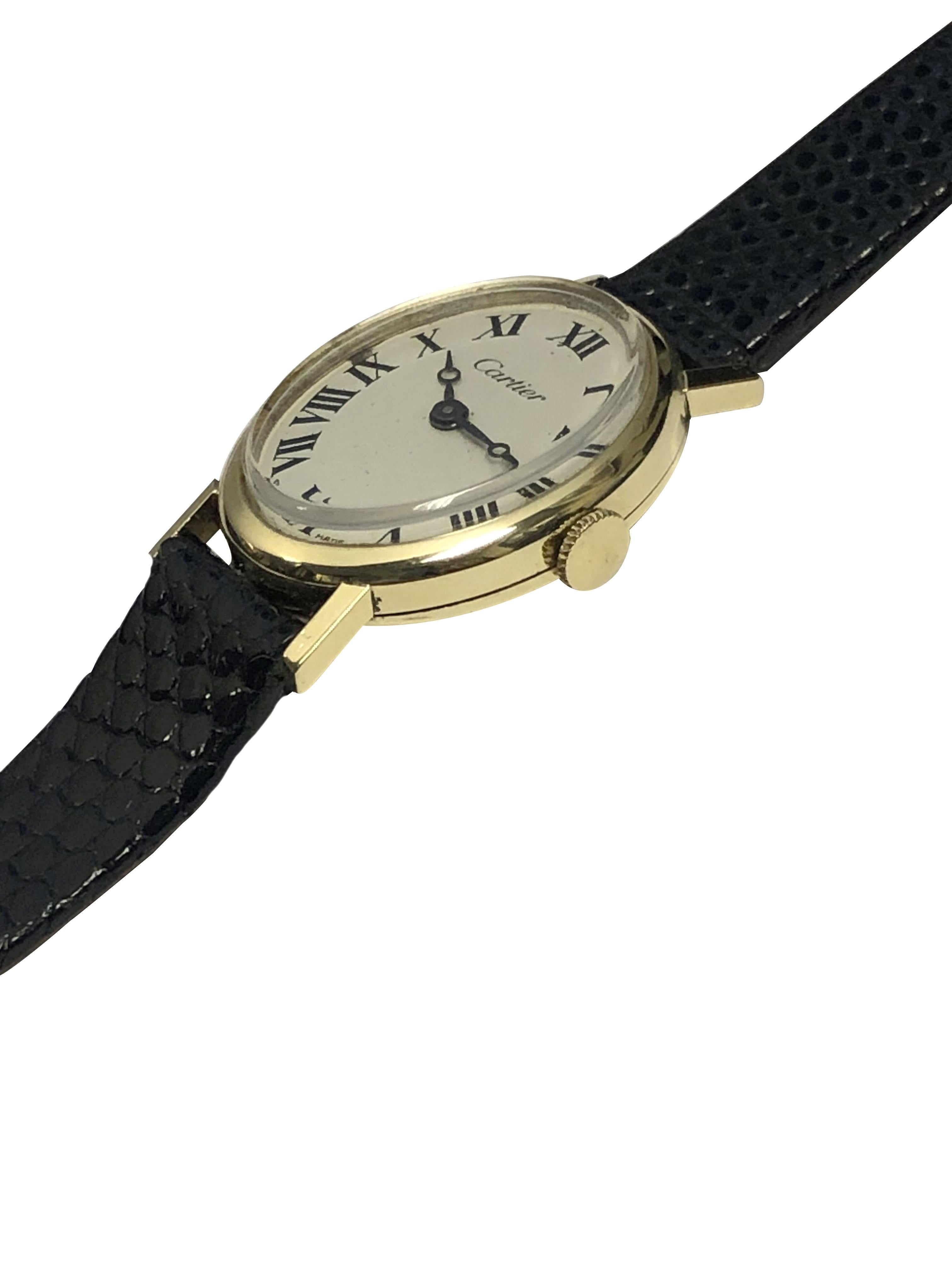 CIRCA 1970 Cartier Damenarmbanduhr, 25 x 21 M.M. 18k Zweiteiliges ovales Gehäuse, 17 Jewell Mechanische Handaufzug Concord Uhrwerk, Original Silber Satin Zifferblatt mit schwarzen römischen Ziffern und Breguet Zeiger. New Black Hadley Roma Lizard