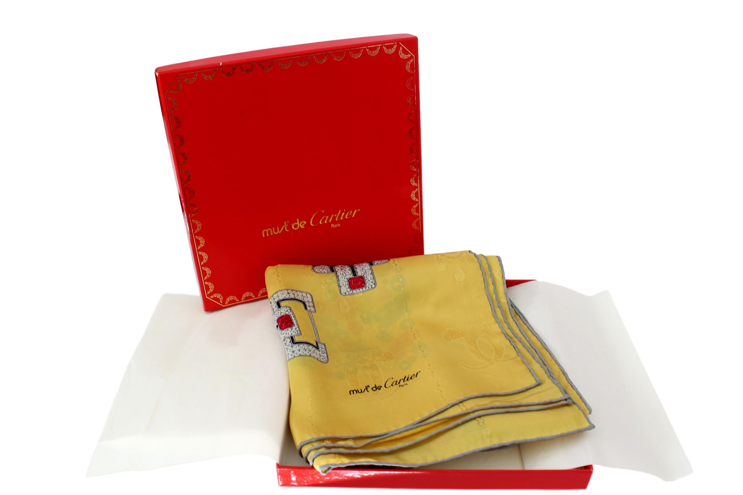 Must de Cartier écharpe vintage des années 1980 en 100% soie, fond jaune avec impression de bijoux multicolores. Fabriqué en France. Excellent état de conservation. Boîte d'origine.

Mesures : 88 x 88 cm