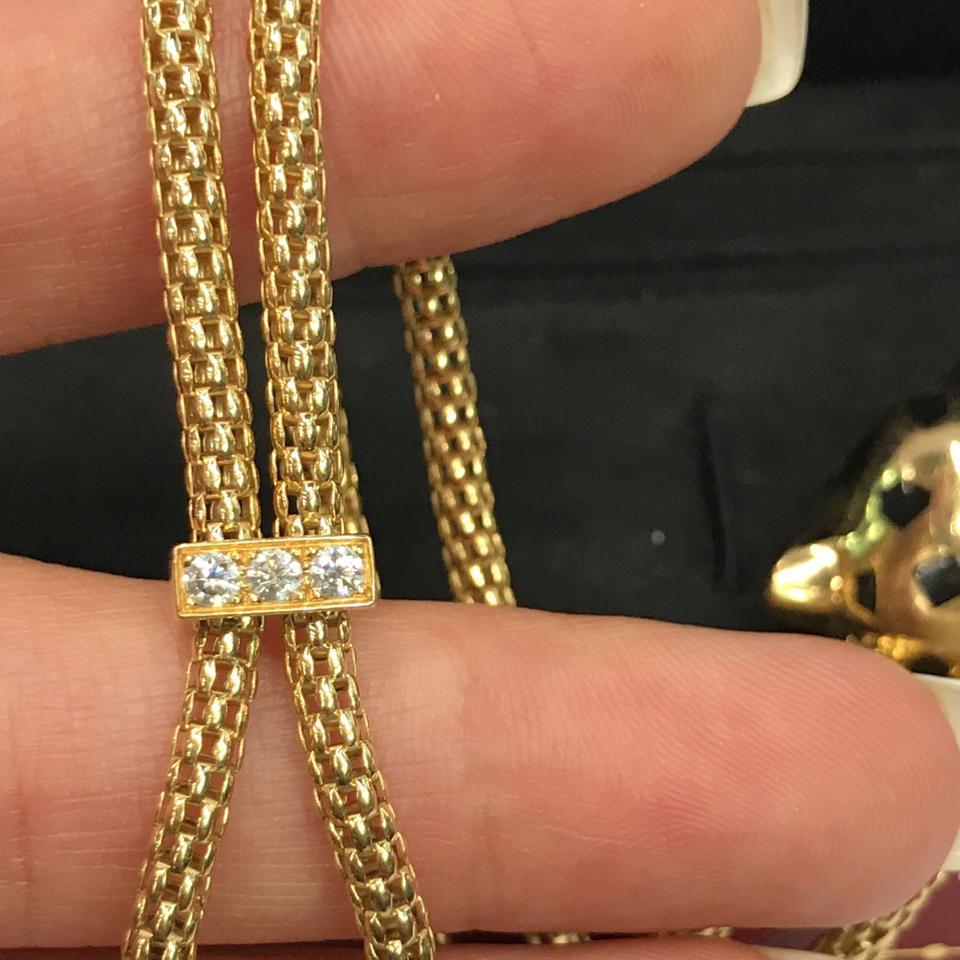 Bracciale Cartier Panthère Estate in oro giallo 18 carati con diamanti, granati di tsavorite e onice

Simbolo iconico della Maison, questo autentico bracciale Panthère de Cartier incarna forza ed eleganza. Realizzata meticolosamente in oro giallo 18