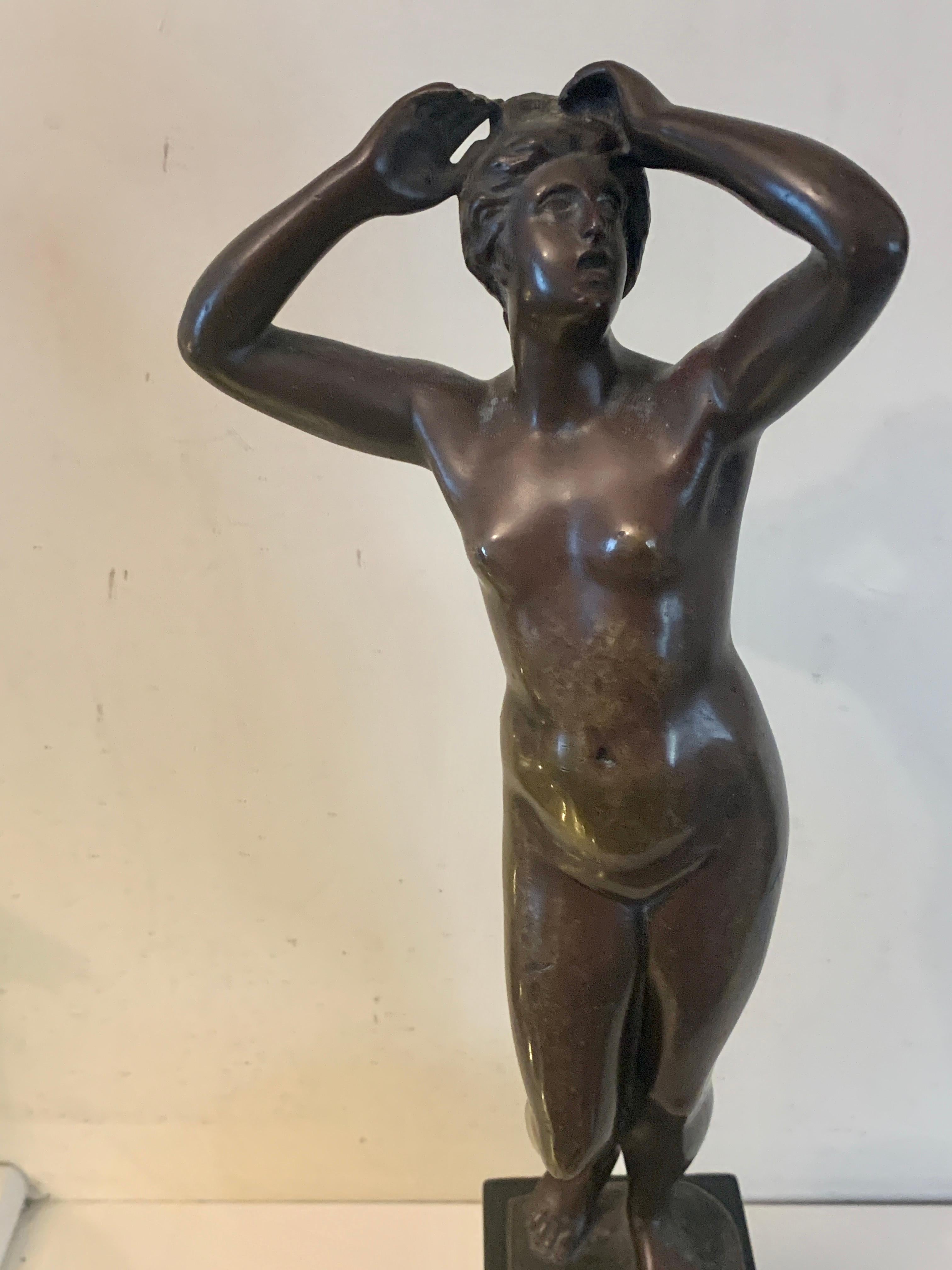 Französische Bronze aus dem 19. Jahrhundert, die eine nackte Frau im Stehen zeigt. – Sculpture von Cartinet