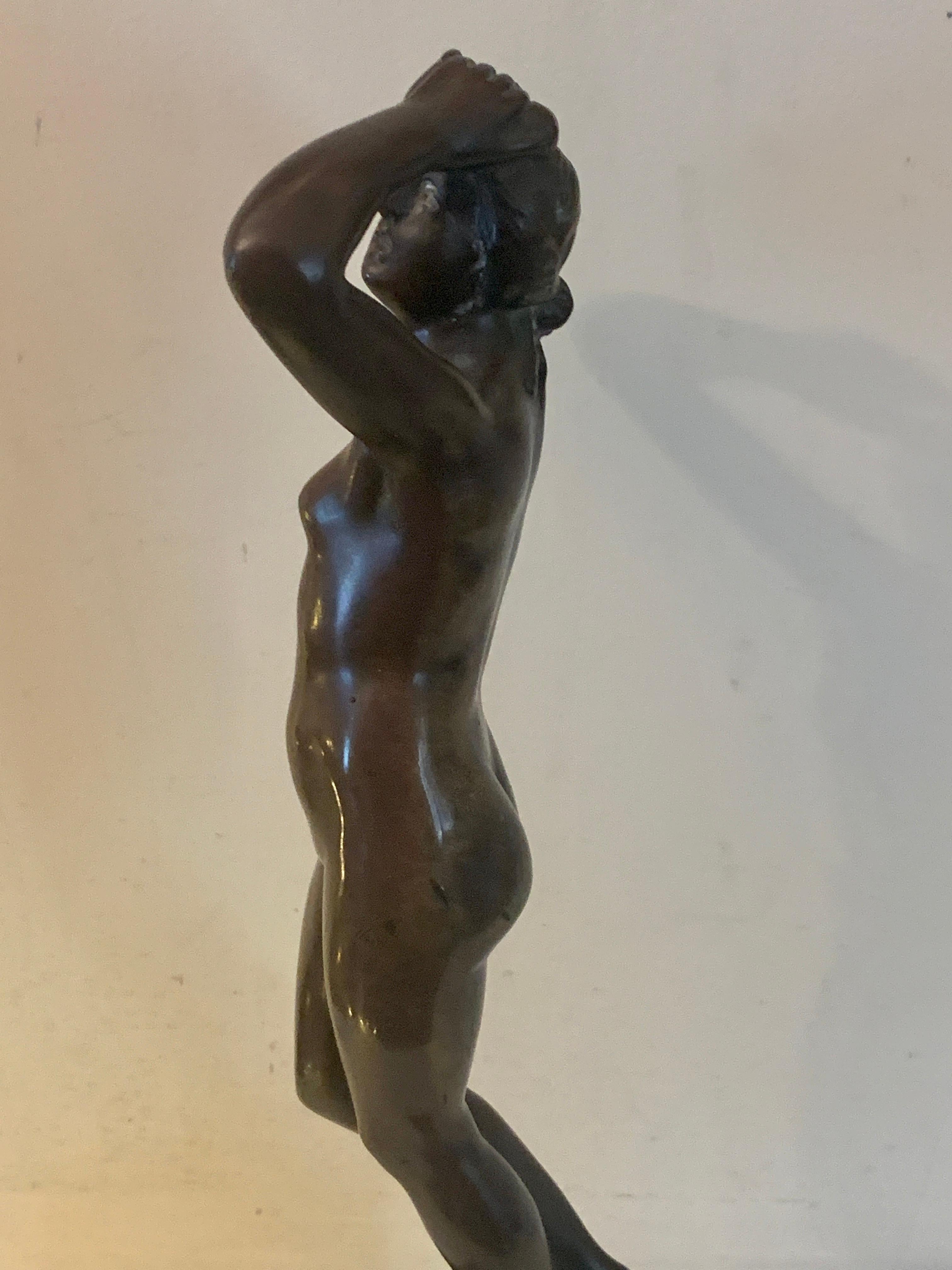 Französische Bronze aus dem 19. Jahrhundert, die eine nackte Frau im Stehen zeigt. (Gold), Figurative Sculpture, von Cartinet