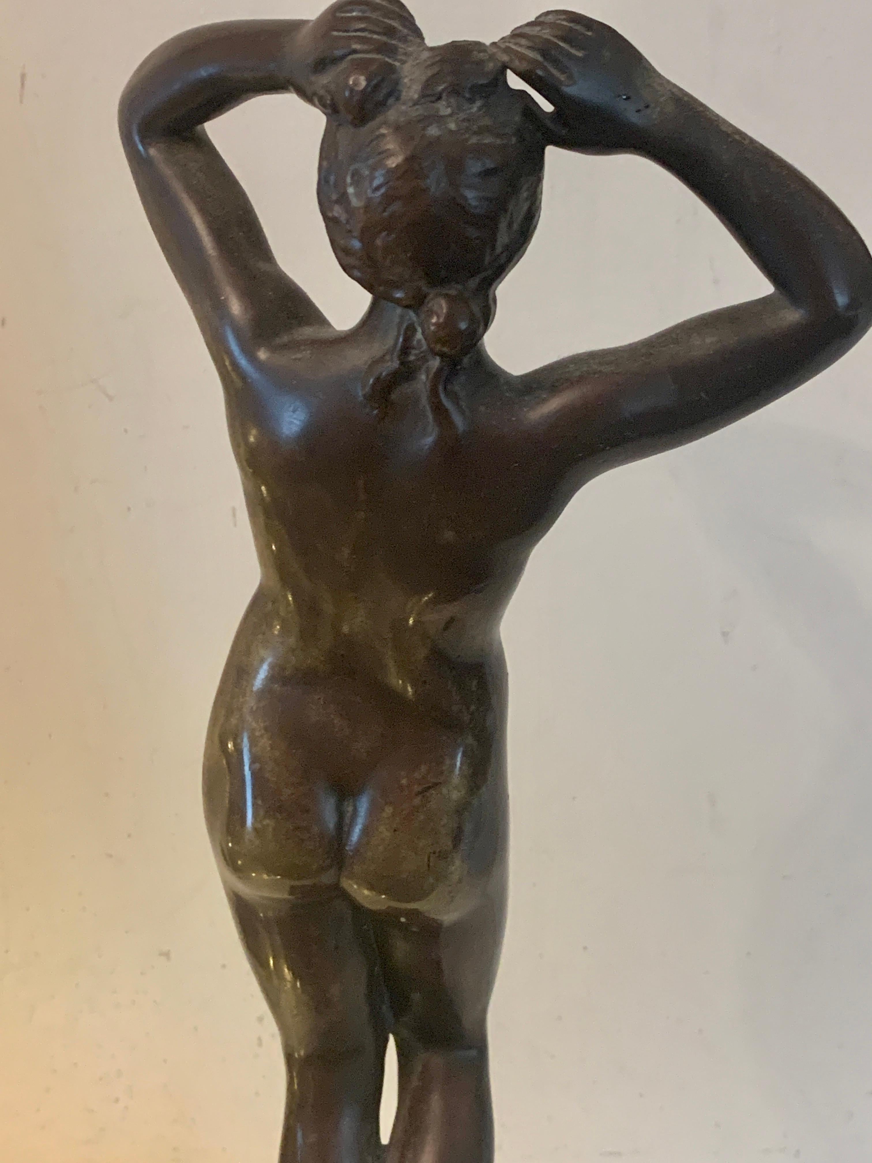 Gut modellierte französische Bronze aus dem 19. Jahrhundert mit einer stehenden nackten Frau. 

Signiert Cartinet, dieses Stück ist ein wunderbares Beispiel für die Fähigkeit eines Bildhauers.

Das Stück hat seine ursprüngliche Patinierung behalten