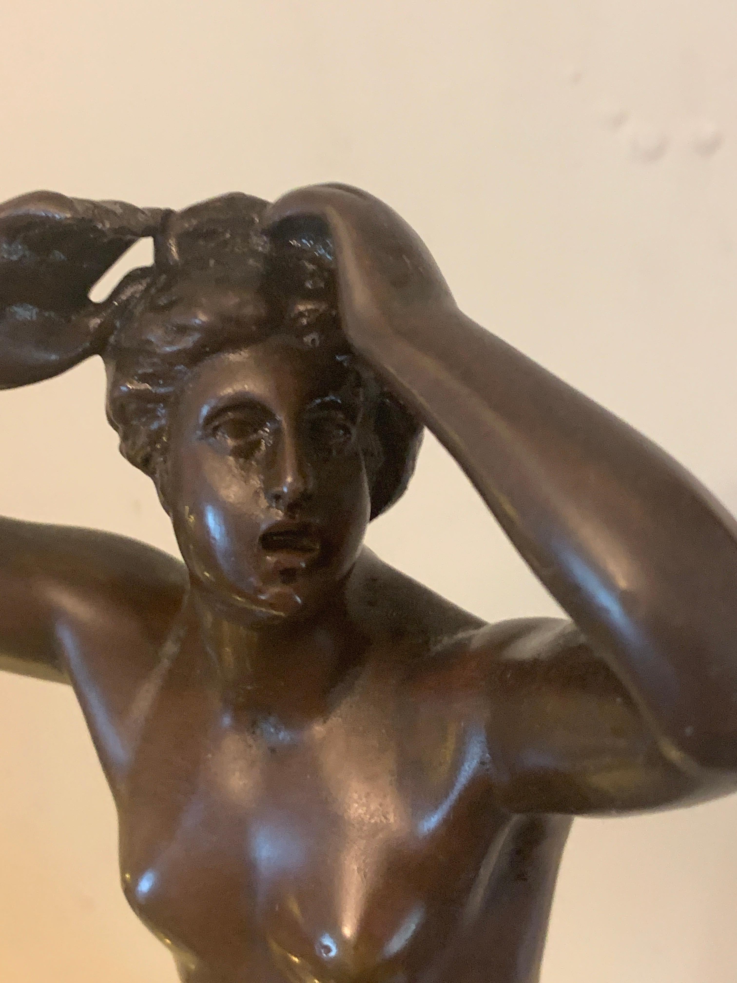 Französische Bronze aus dem 19. Jahrhundert, die eine nackte Frau im Stehen zeigt. im Angebot 2