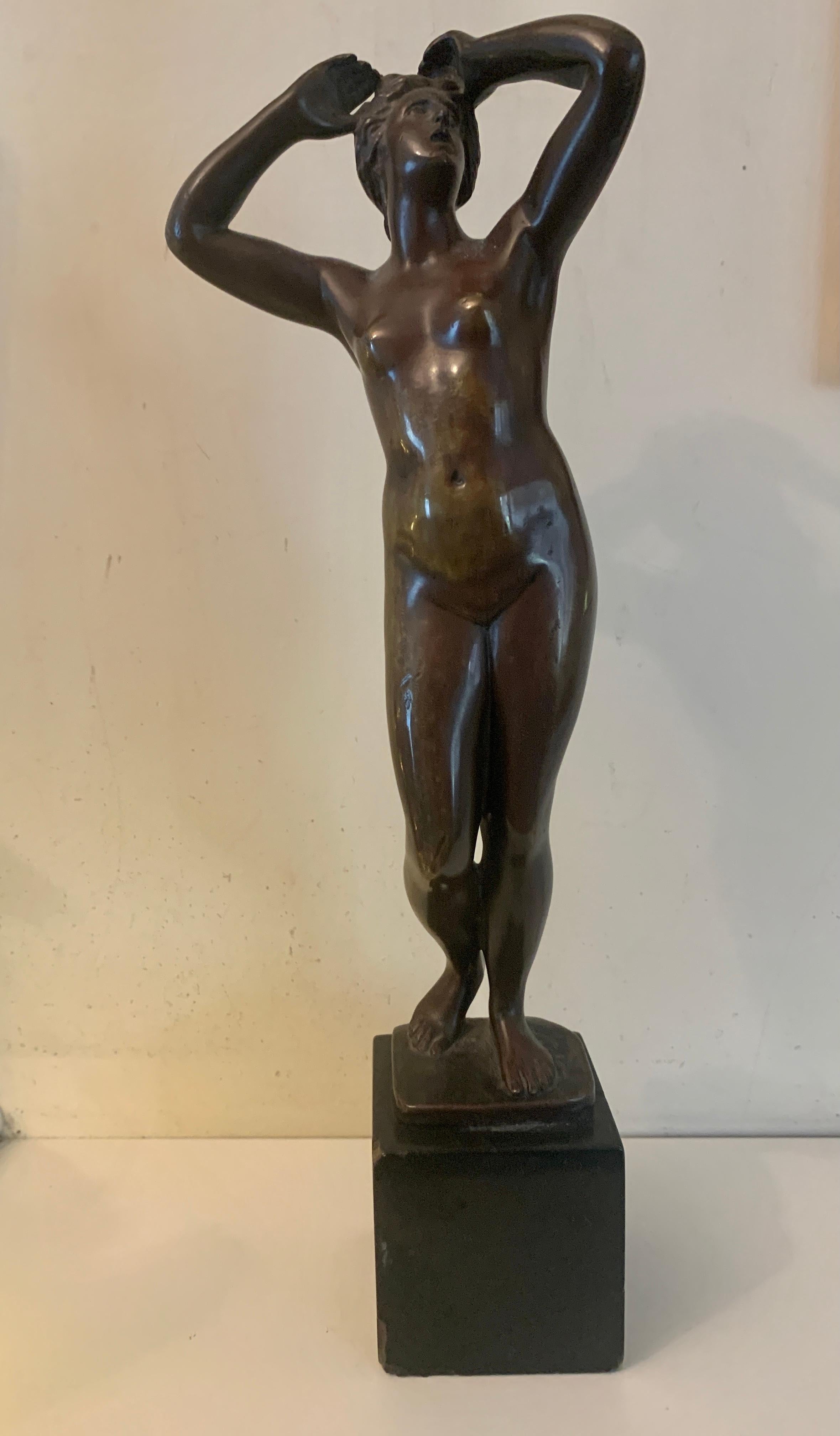 Französische Bronze aus dem 19. Jahrhundert, die eine nackte Frau im Stehen zeigt.