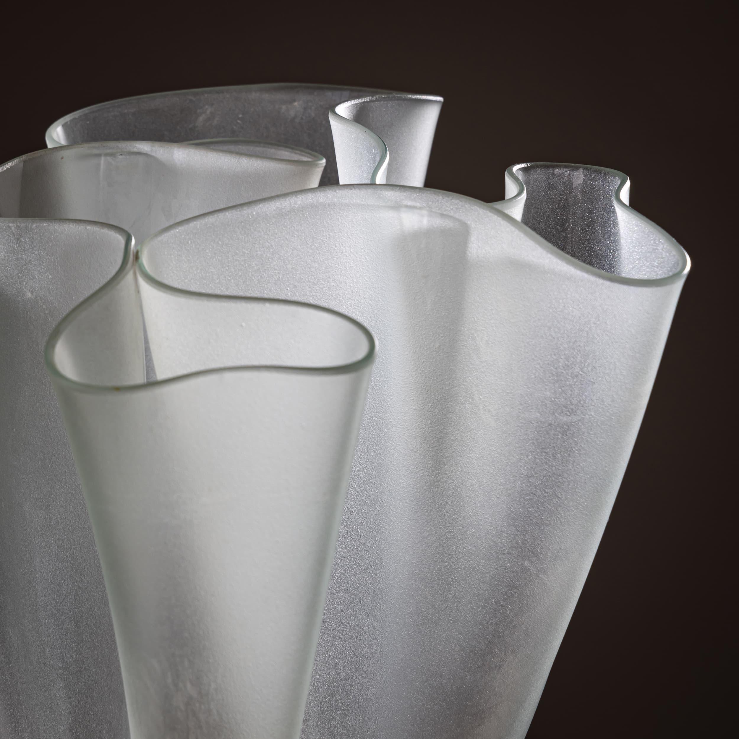 Skulpturale Glasvase nach dem Modell Cartoccio, entworfen von Pietro Chiesa in den 1930er Jahren, hier in einer Version wahrscheinlich aus der Mitte des 20. Jahrhunderts für Fontana Arte. Gefertigt aus dickwandigem, satiniertem Glas - die