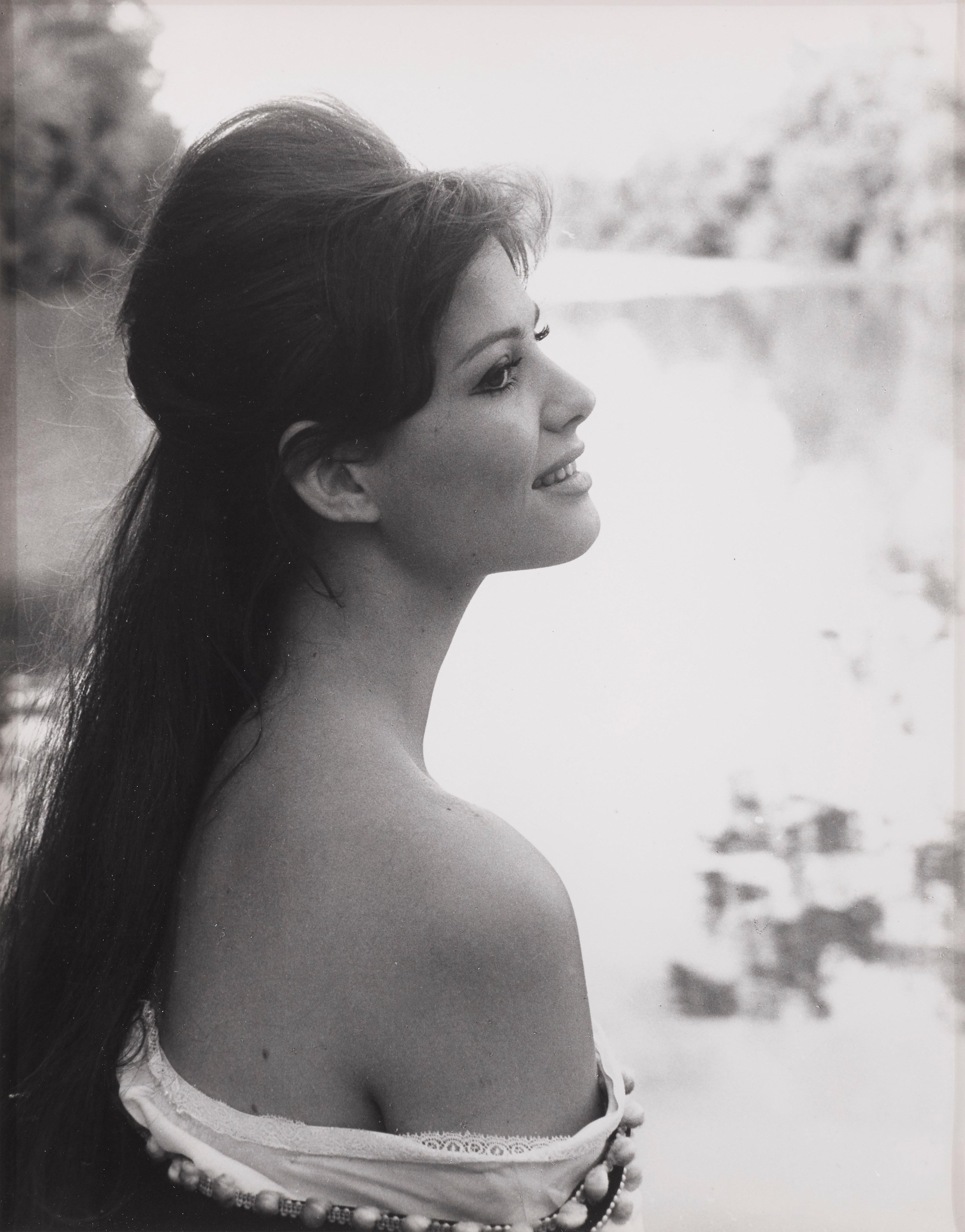 Photographie originale de studio sur gélatine argentique pour le film français Cartouche 1962.
Ce film met en vedette Claudia Cardinale et Jean-Paul Belmondo et a été réalisé par Philippe de Broca.

Cette photo provient de la collection privée de