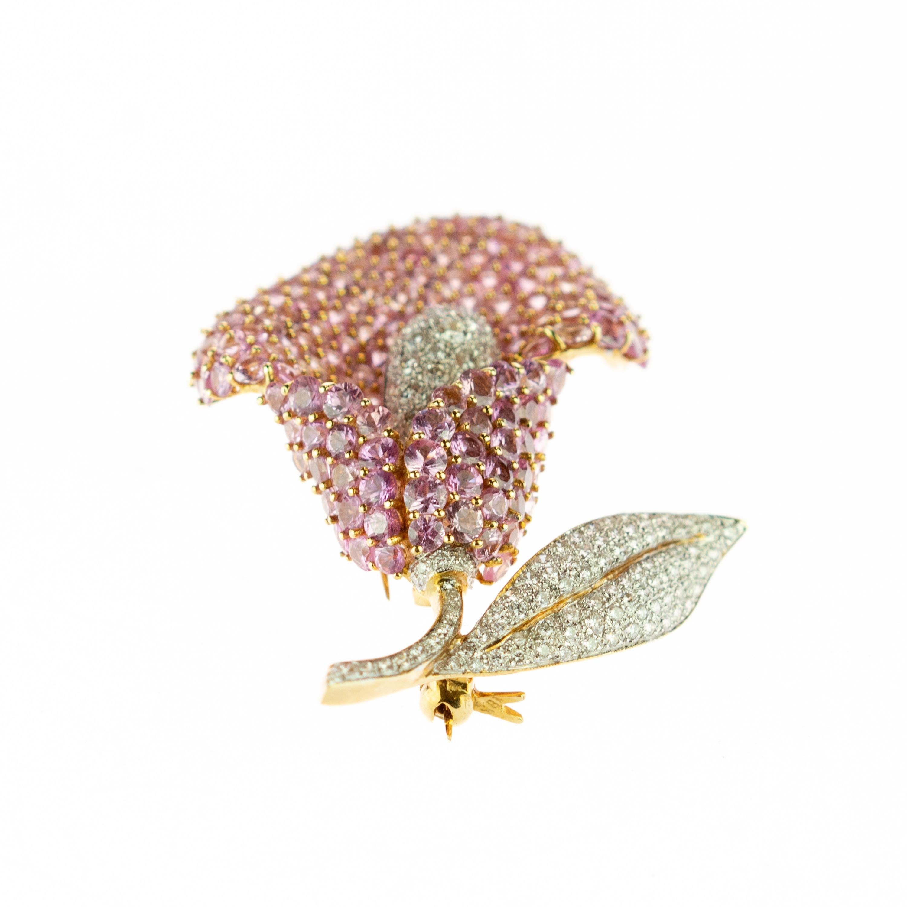 Contemporary AIG Certified Cartridge Sapphire Flower Diamond 18 Karat Gold Clip Intini Brooch For Sale