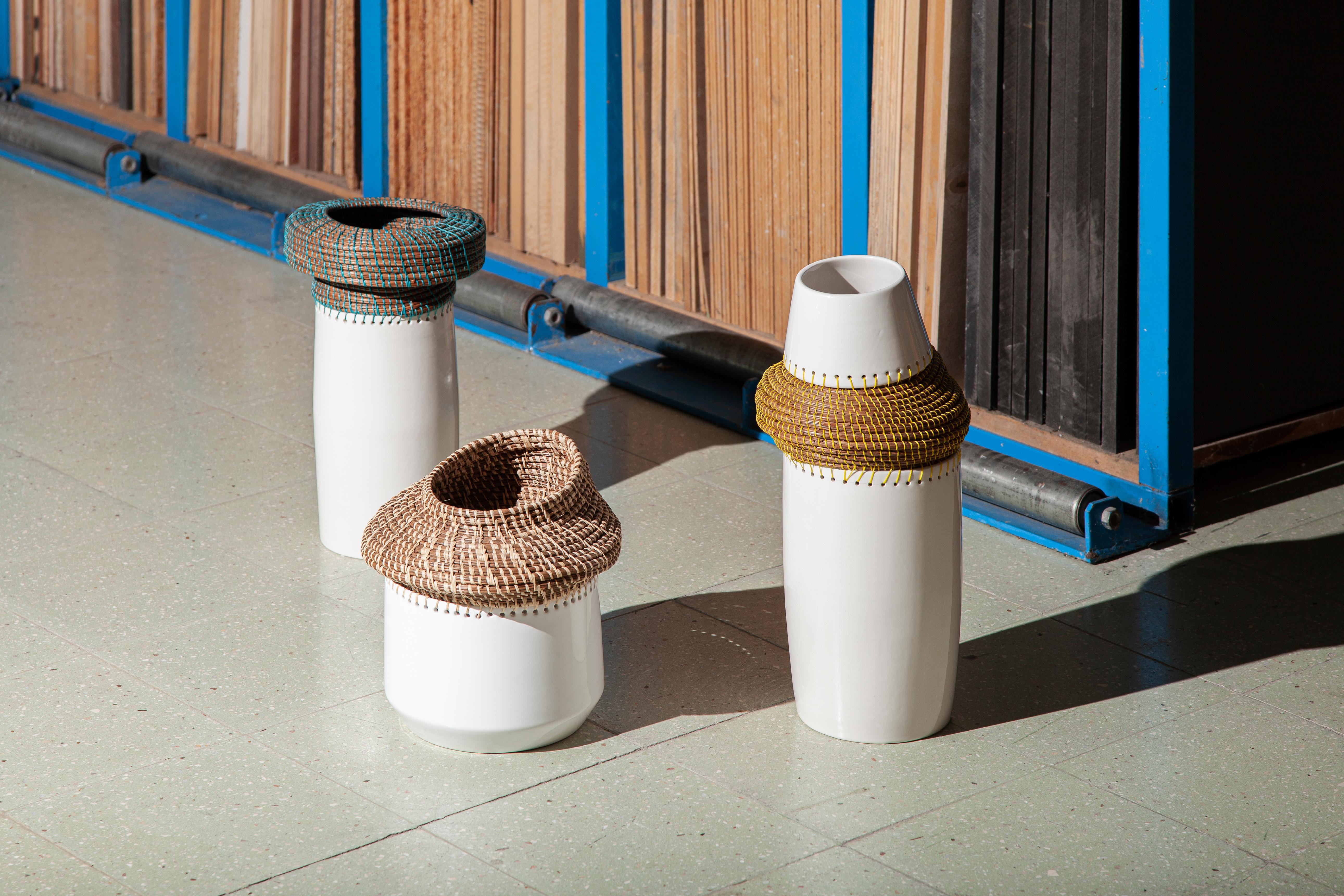 Portoghese Caruma, cesto di aghi di pino e vaso di ceramica di Eneida Lombe Tavares in vendita