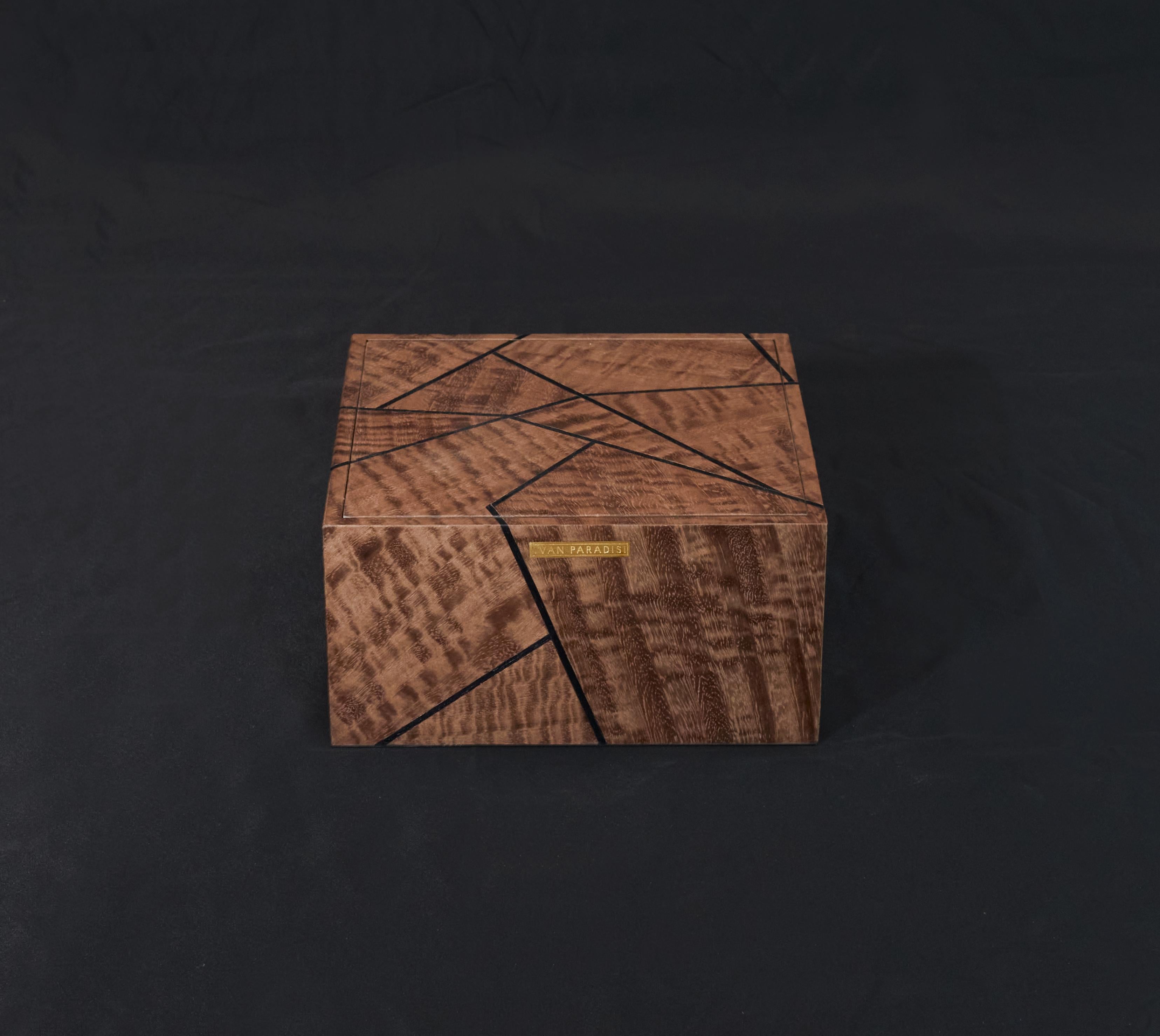 La boîte en bois Caruso est fabriquée à la main à partir de bois précieux dans l'atelier d'Ivan Paradisi Atelier. Son design simple, comme le célèbre accompagnement de la chanson de Caruso, n'a pas besoin de plus de décorations, car la beauté réside