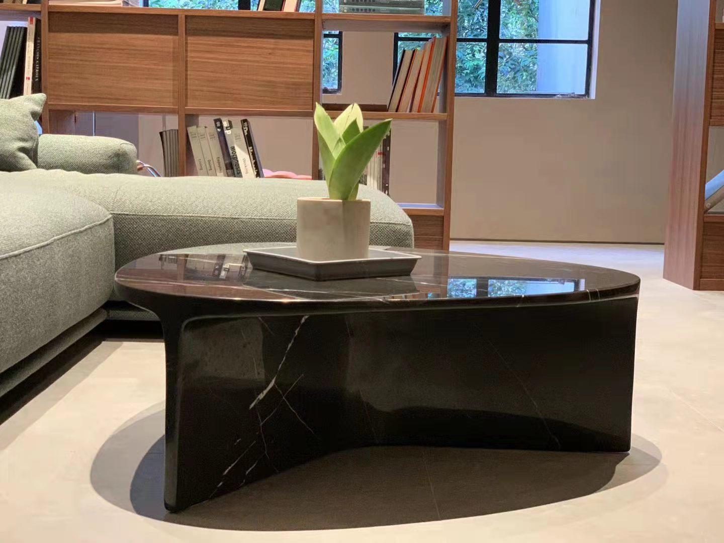 Table basse Carv en noir, marbre Nero Marquina de Daniel Fintzi pour Formar Bon état - En vente à 中西區, HK