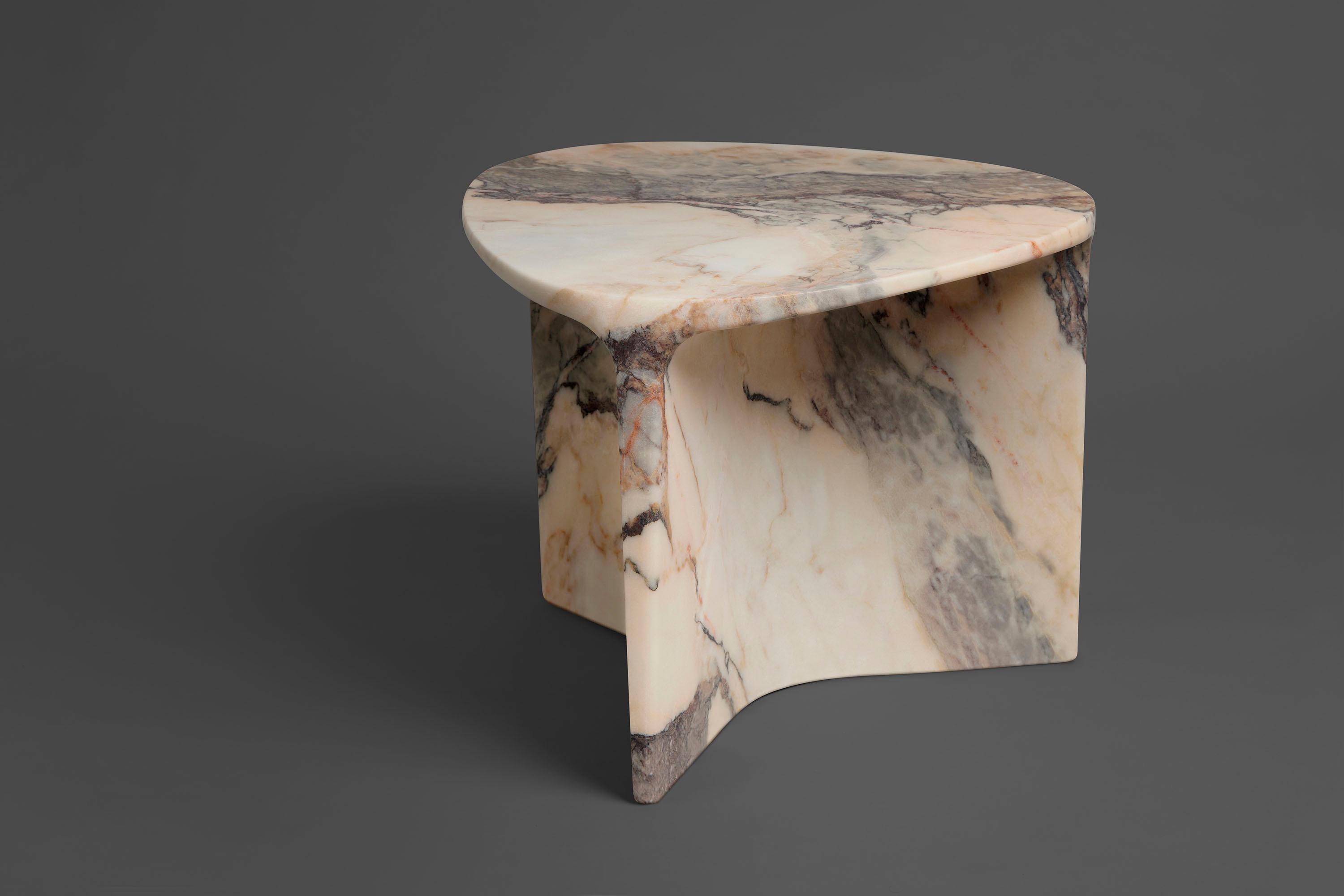 La table d'appoint Carv est taillée dans un seul bloc de marbre Calacatta Viola.
Design/One essentiel et organique, créant naturellement un plateau de table plat et fluide
à un pied en forme de Y, révélant les veines de la pierre
de la surface