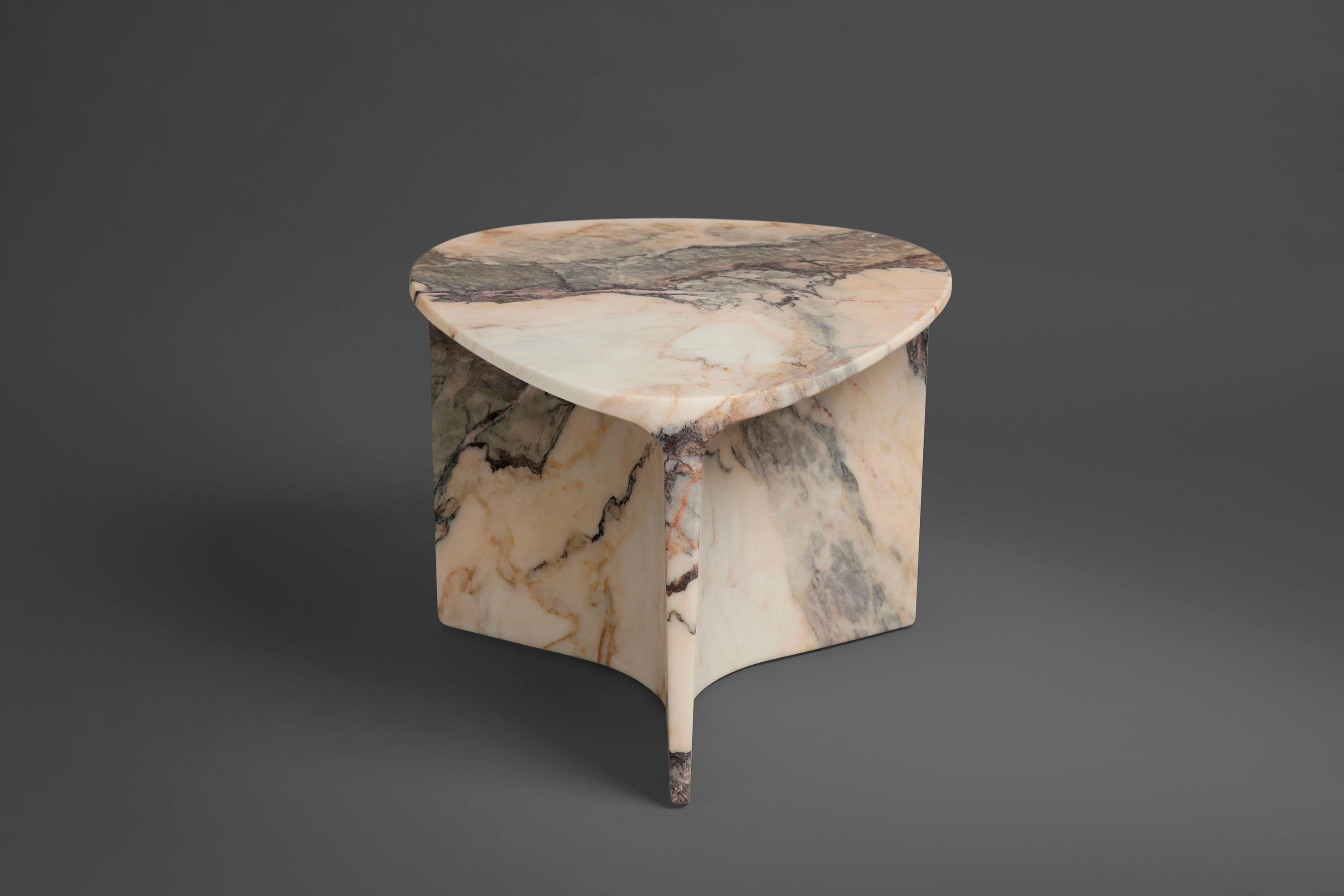 Moderne Table d'appoint Carv en marbre Calacatta Viola de Daniel Fintzi pour Formar en vente