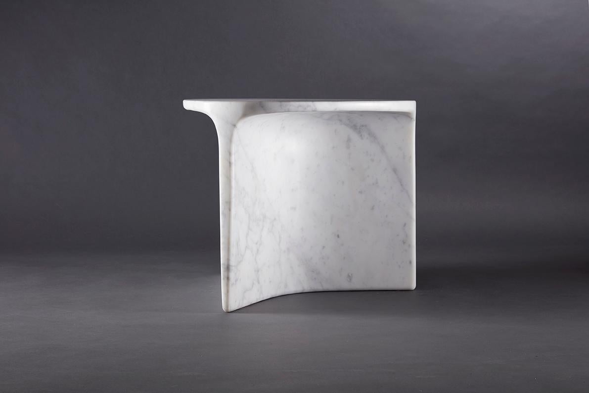 Carv-Beistelltisch aus Carrara-Marmor von Daniel Fintzi für Formar im Angebot 1