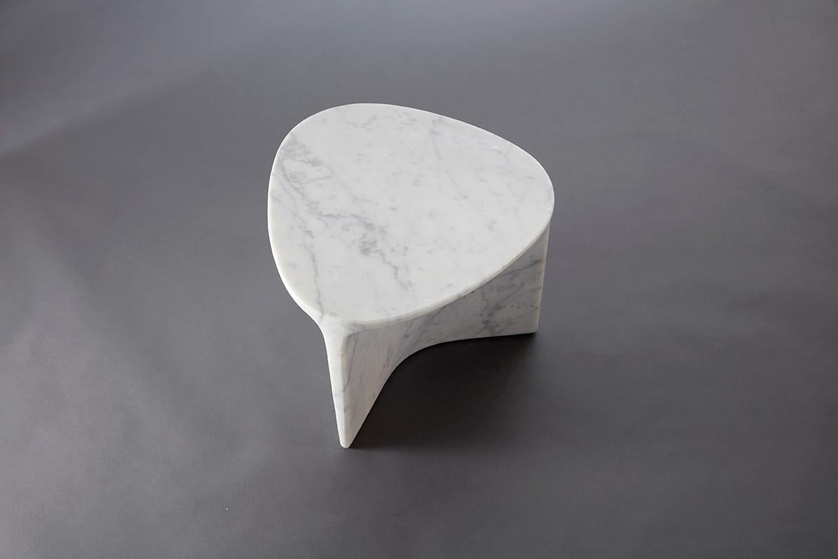 Carv-Beistelltisch aus Carrara-Marmor von Daniel Fintzi für Formar im Angebot 2