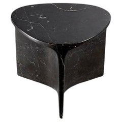 Table d'appoint Carv en marbre Nero Marquina de Daniel Fintzi pour Formar