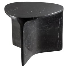 Carv Beistelltisch aus Nero Marquina-Marmor von Daniel Fintzi für Formar