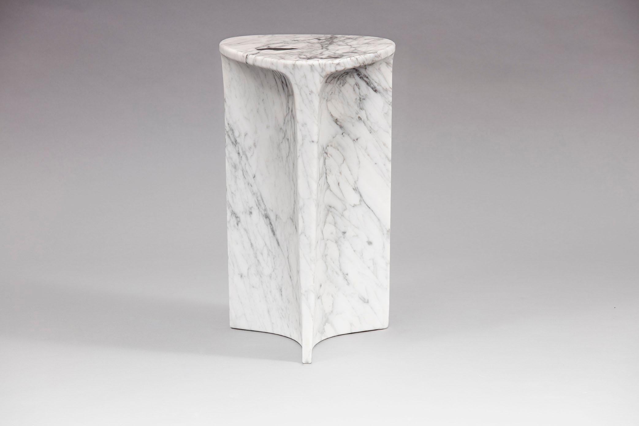 Carv Beistelltisch ist aus einem einzigen Block italienischen Orobico-Marmors geschnitten.
Wesentliches und organisches Design, das auf natürliche Weise eine flache, fließende Tischplatte schafft
zu einem Y-förmigen Fuß, der die Adern des Steins