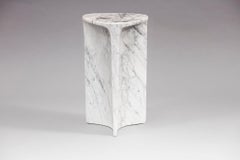 Tavolo alto Carv in marmo di Carrara di Daniel Fintzi per Formar