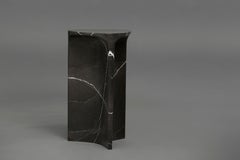Tavolo alto Carv in marmo Nero Marquina di Daniel Fintzi per Formar