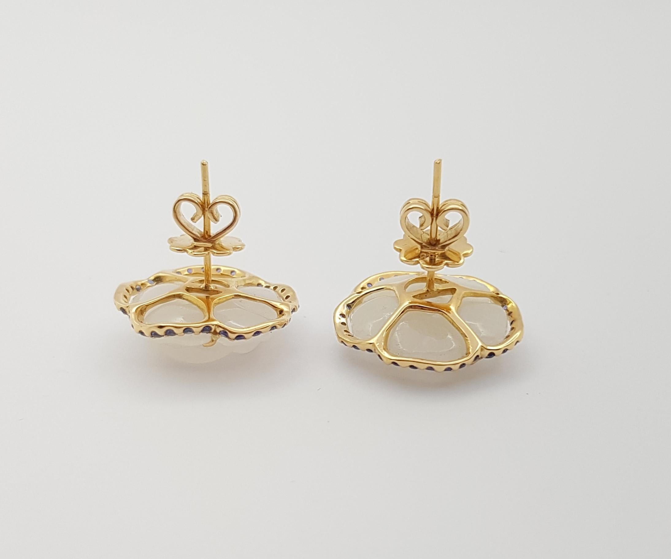 Carve Flower Jade with Purple Sapphire Earrings set in 18K Gold Settings In New Condition For Sale In Bangkok, TH