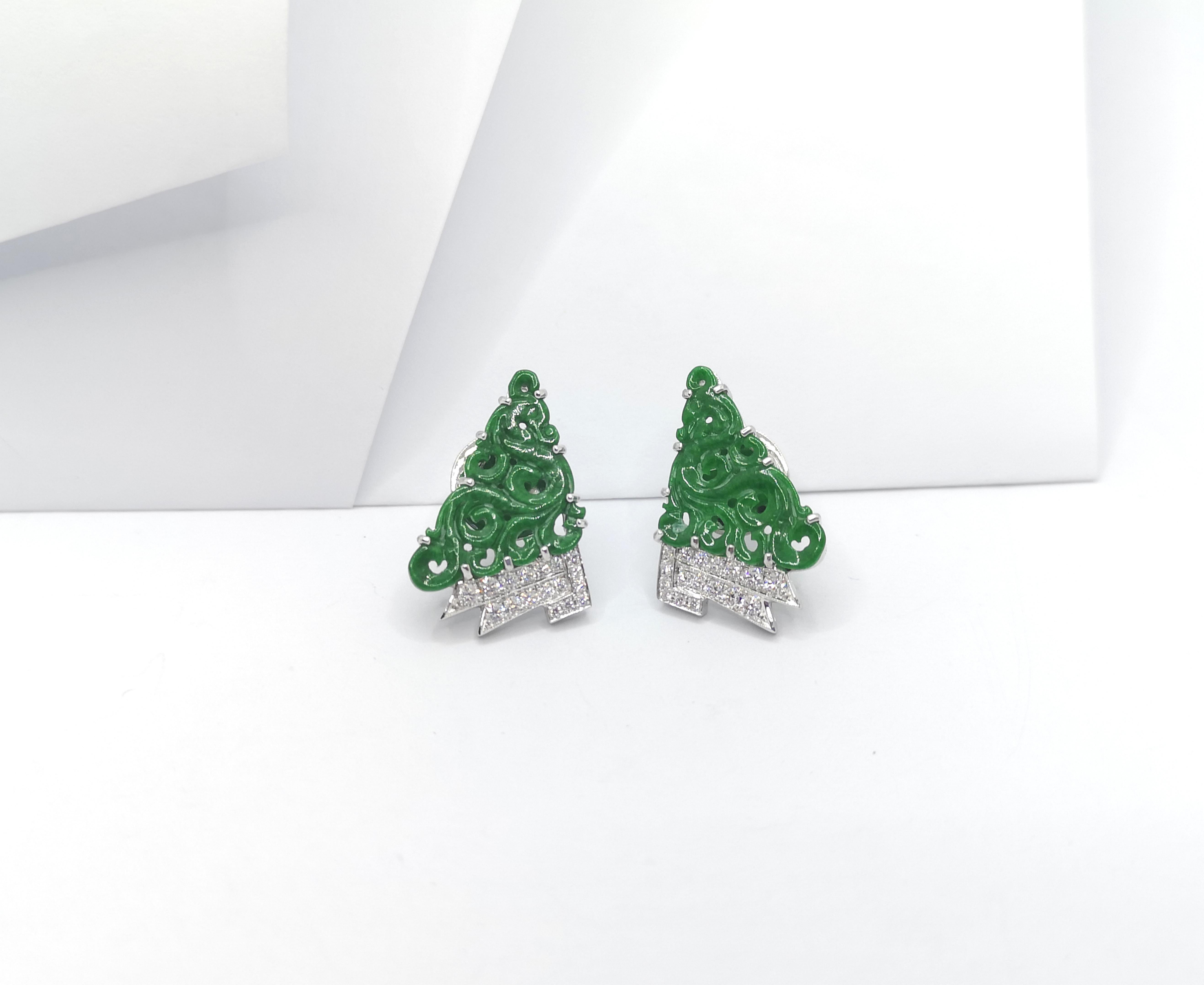 Carve Jade with Diamond Earrings set in 18K White Gold Settings In New Condition For Sale In Bangkok, TH