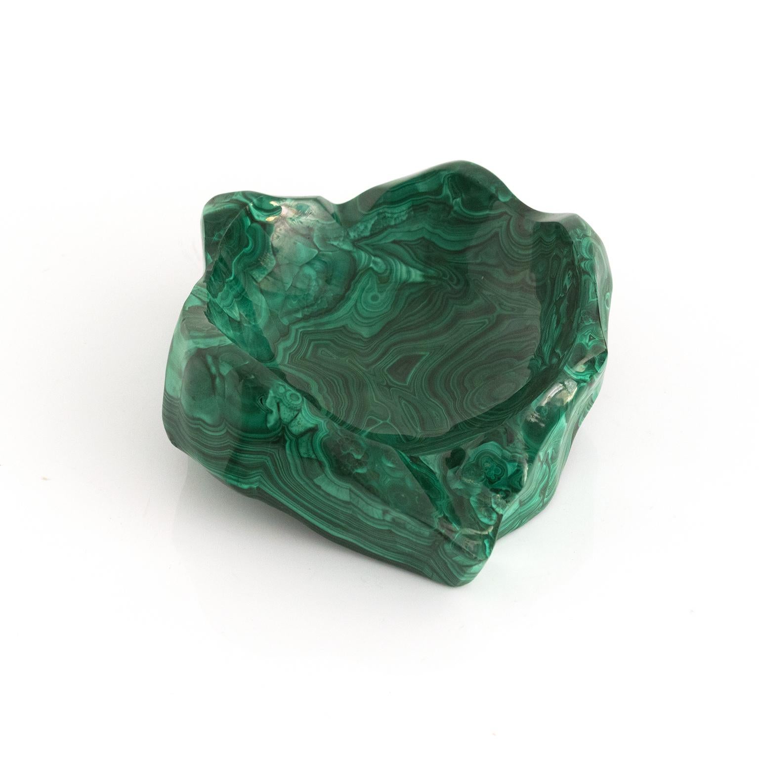 Scolpisci una ciotola in pietra ricavata da un singolo pezzo di malachite In condizioni buone in vendita a New York, NY