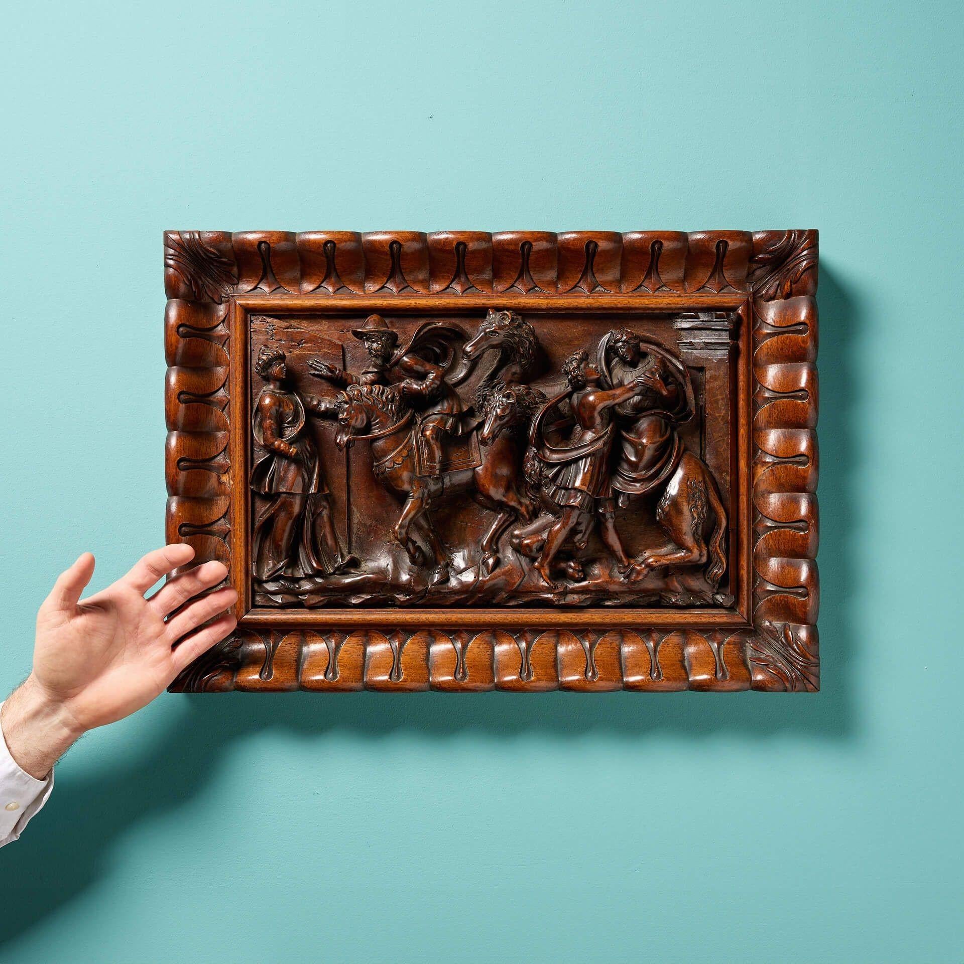 Eine hervorragend geschnitzte, dekorative Wandtafel aus Nussbaum aus dem frühen 17. Jahrhundert in einem geschnitzten Eichenrahmen, die aus einer britischen Privatsammlung stammt.

Diese aus Florenz, Italien, stammende Tafel stellt angeblich die