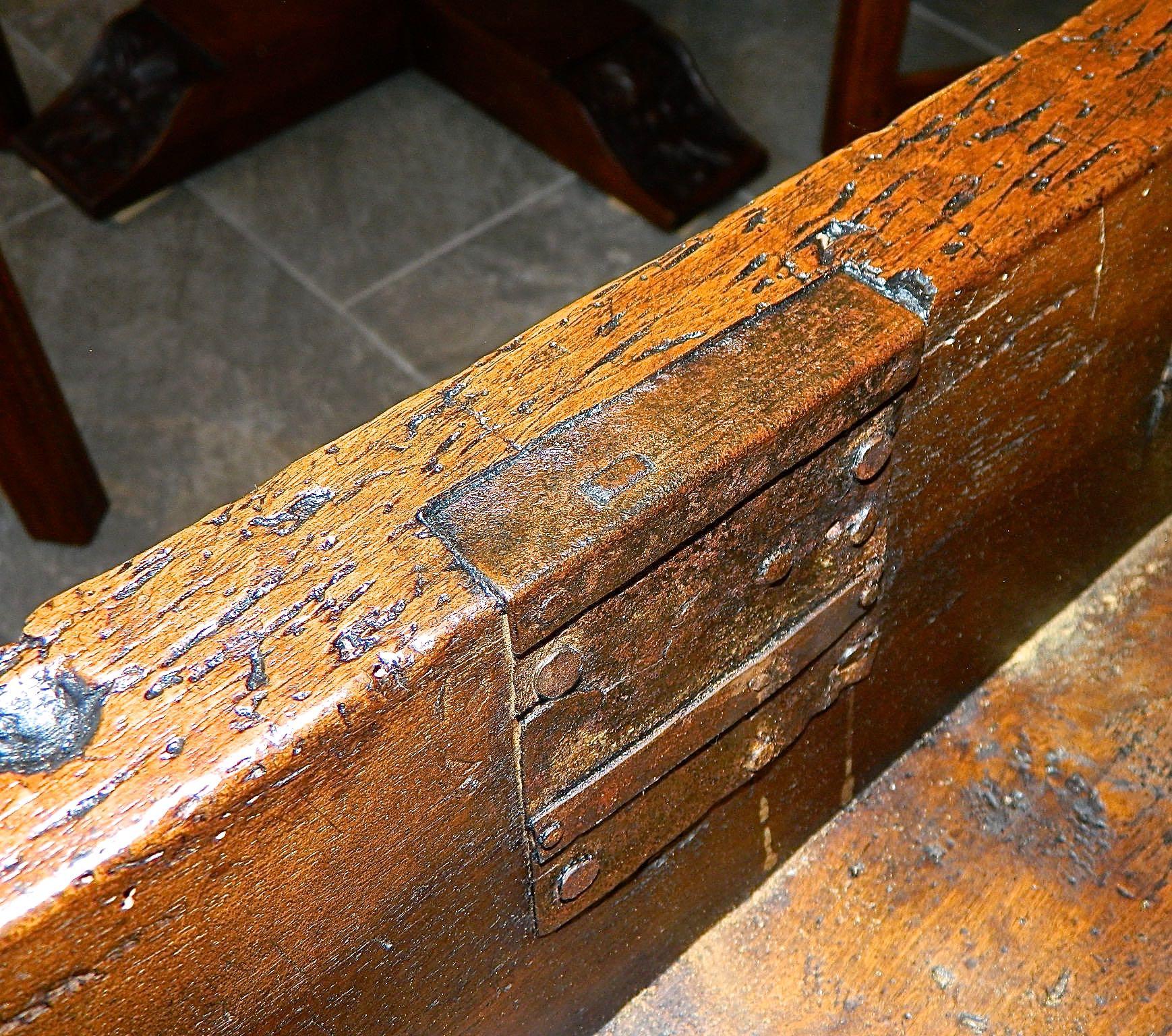 Carved 17th Century Two-Drawer Spanish Library Table (Handgeschnitzt)