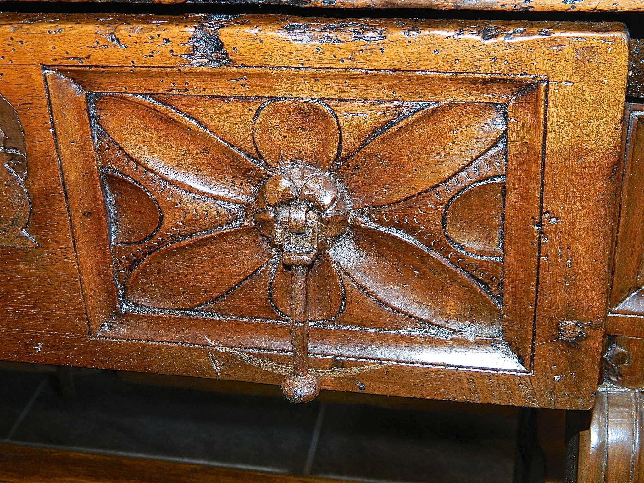Carved 17th Century Two-Drawer Spanish Library Table im Zustand „Gut“ in Santa Fe, NM