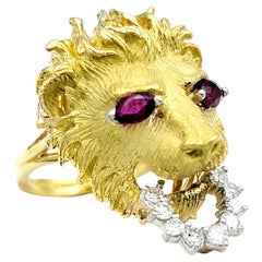 Bague tête de lion sculptée en or jaune 18 carats avec yeux en rubis et mors en diamant 
