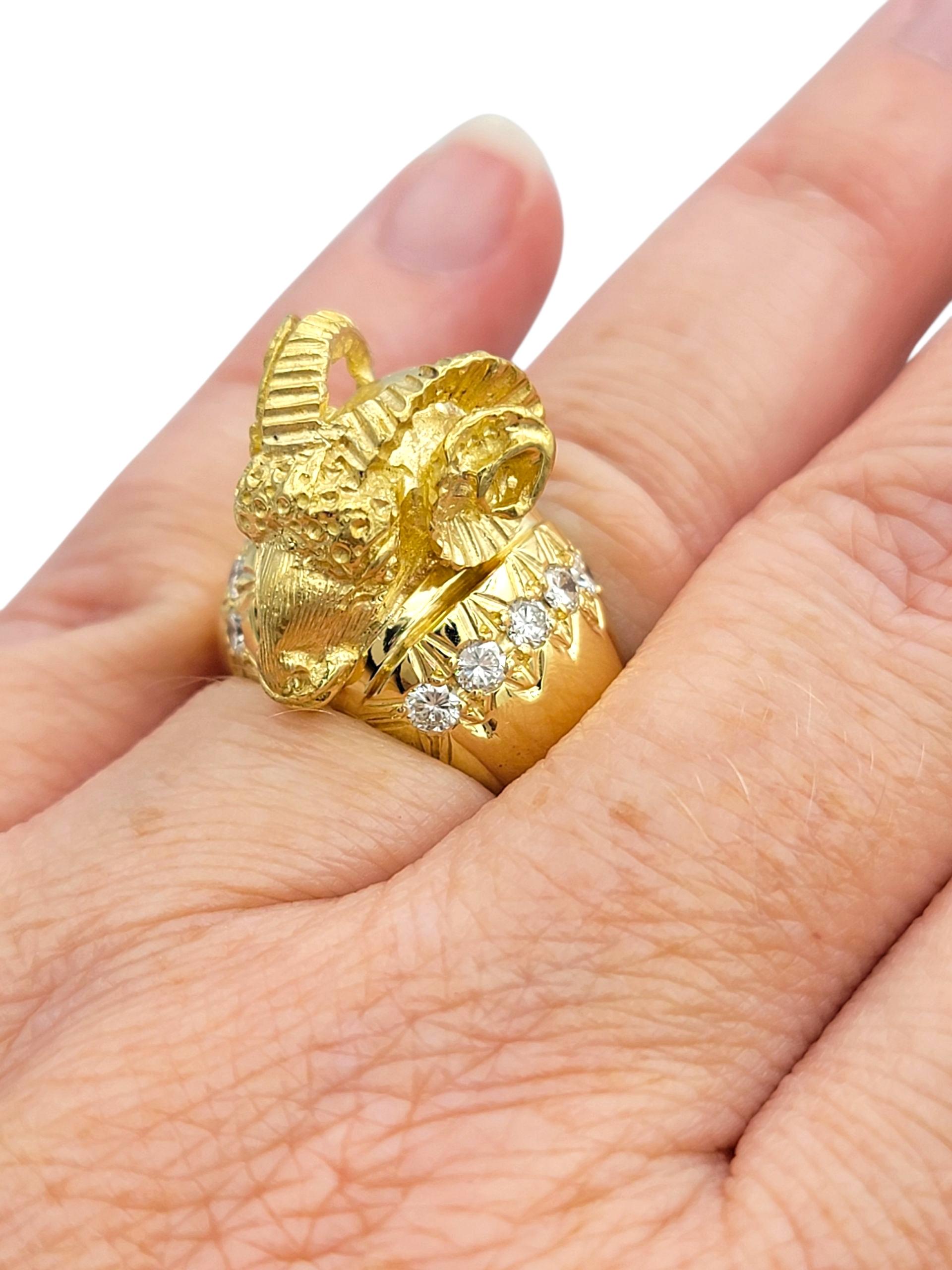 Bague de cocktail en or jaune 18 carats avec motif de bélier et diamants en vente 4