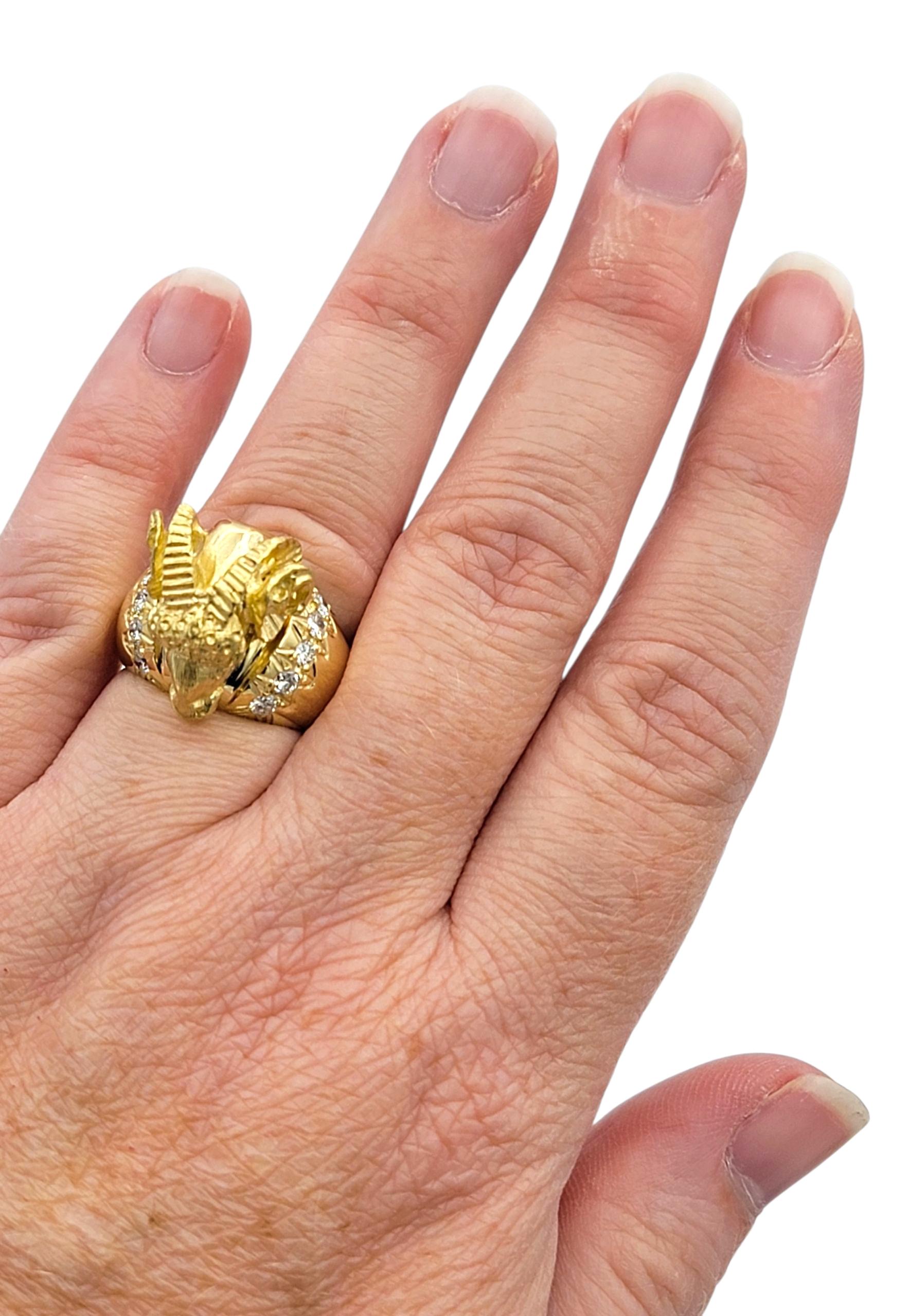 Bague de cocktail en or jaune 18 carats avec motif de bélier et diamants en vente 5