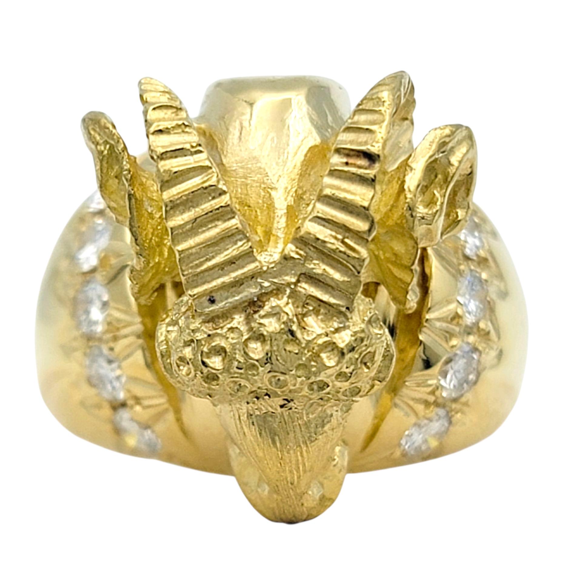 Cette bague audacieuse et distinctive présente un motif de tête de bélier, richement travaillé en or jaune 18 carats. Les diamants brillants de taille ronde ajoutent un éclat radieux aux détails sculpturaux complexes.

Avec sa construction en or