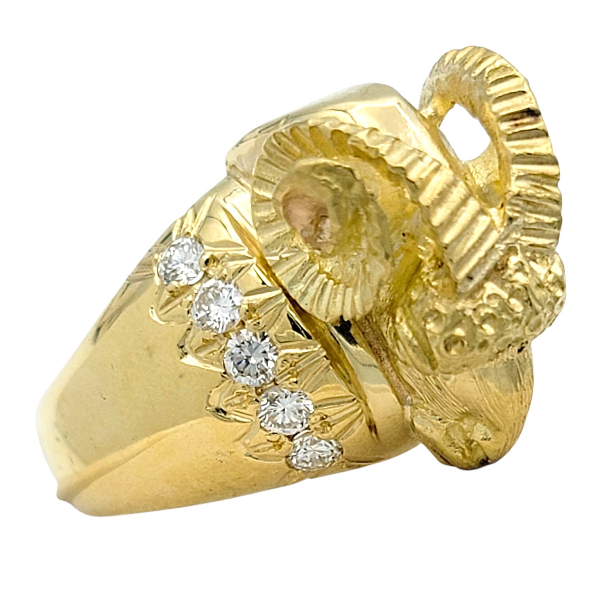 Taille ronde Bague de cocktail en or jaune 18 carats avec motif de bélier et diamants en vente