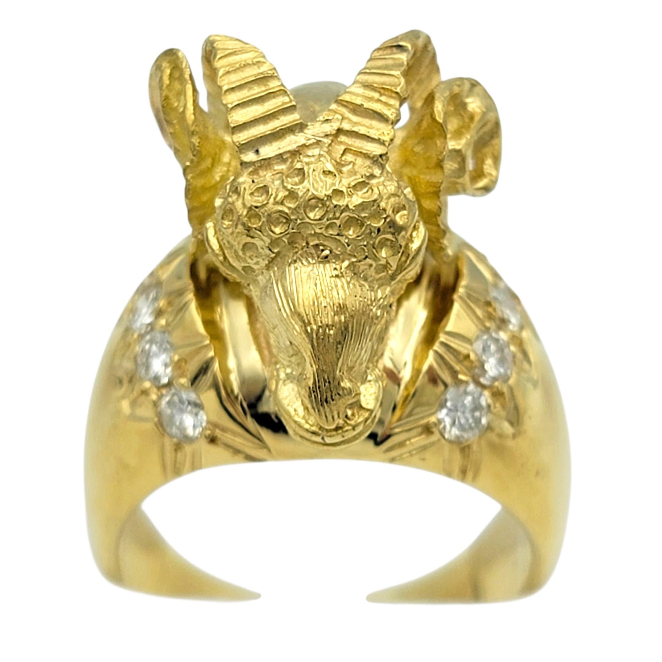 Bague de cocktail en or jaune 18 carats avec motif de bélier et diamants Unisexe en vente