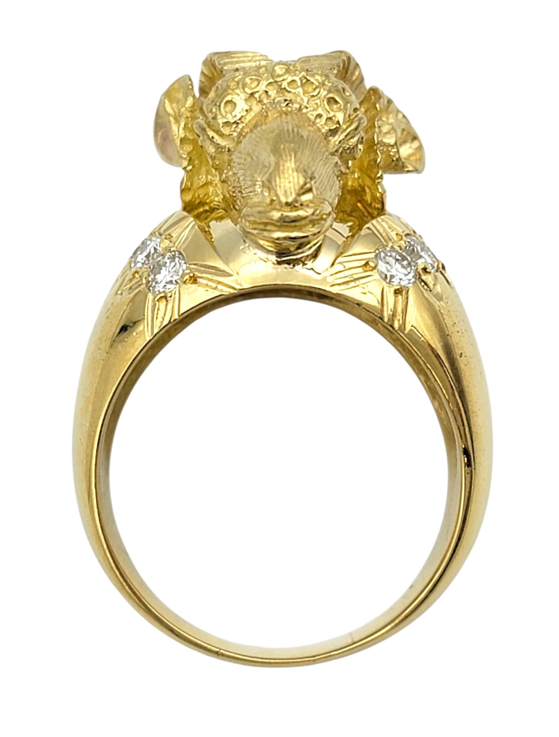 Bague de cocktail en or jaune 18 carats avec motif de bélier et diamants en vente 1