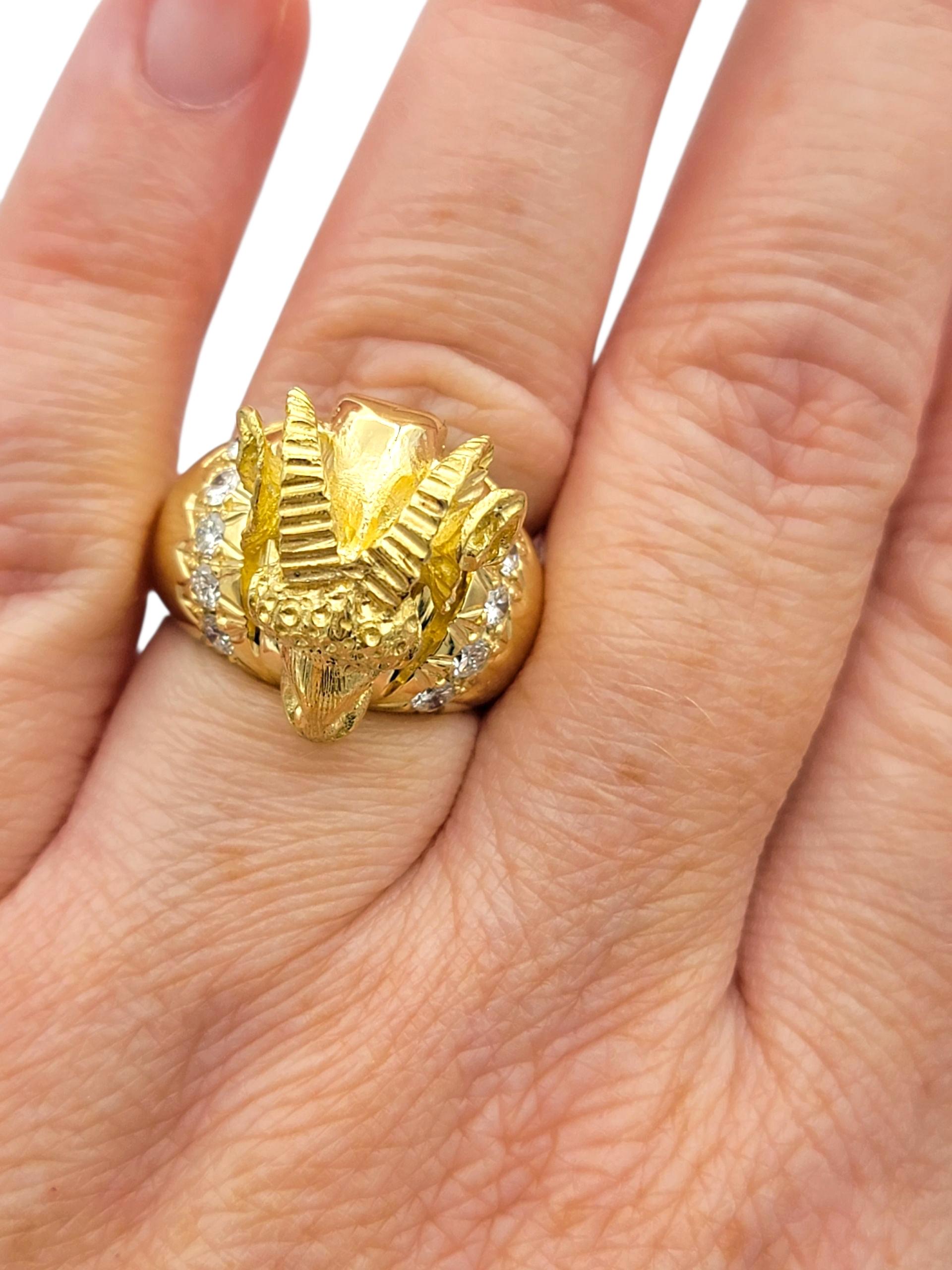 Bague de cocktail en or jaune 18 carats avec motif de bélier et diamants en vente 3