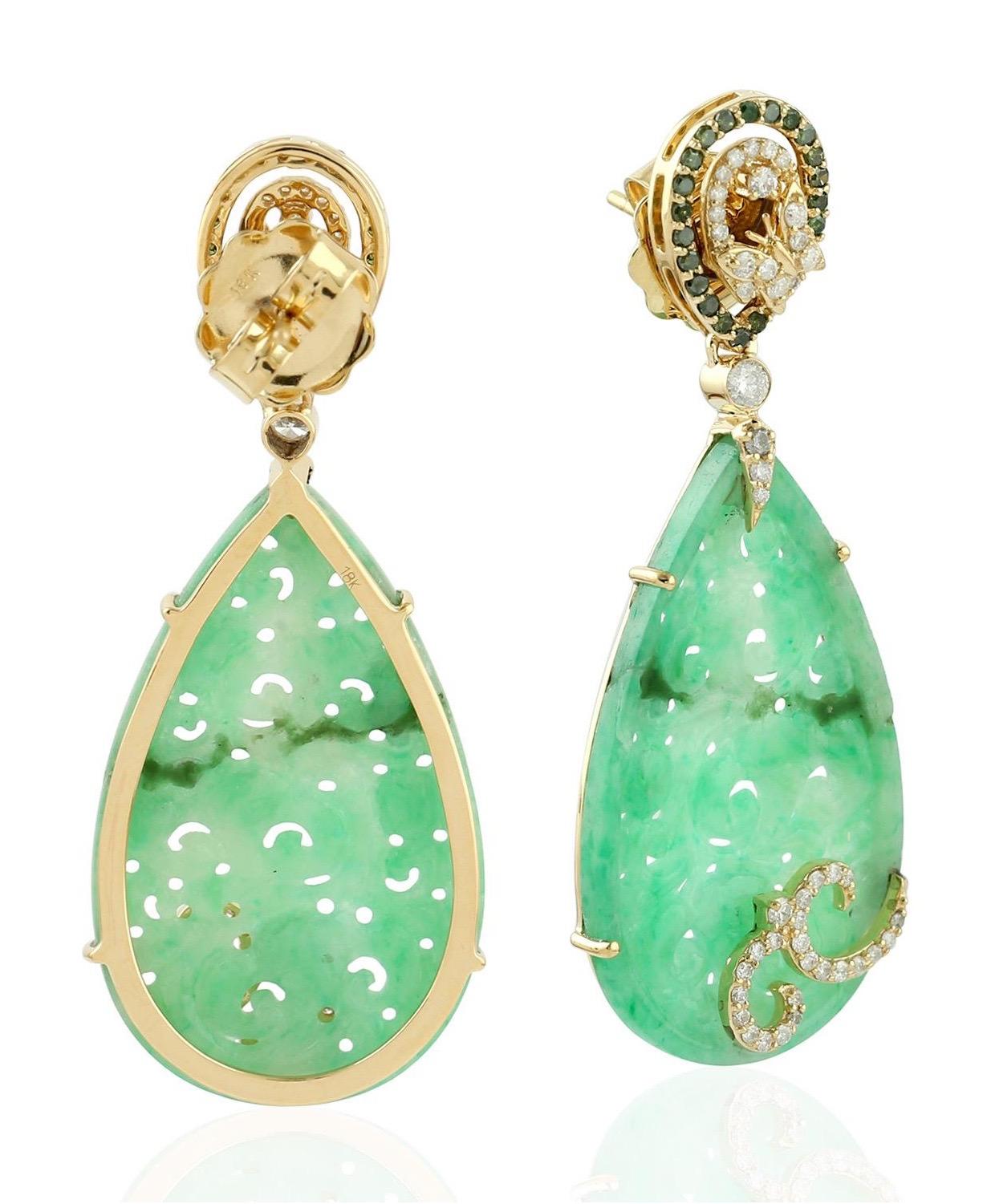 Diese atemberaubenden handgeschnitzten Jade-Ohrringe sind sorgfältig aus 18 Karat Gelbgold gefertigt.  Er ist mit 19,0 Karat Jade und 0,91 Karat schimmernden schwarzen und weißen Diamanten besetzt.

FOLLOW  MEGHNA JEWELS Storefront, um die neueste